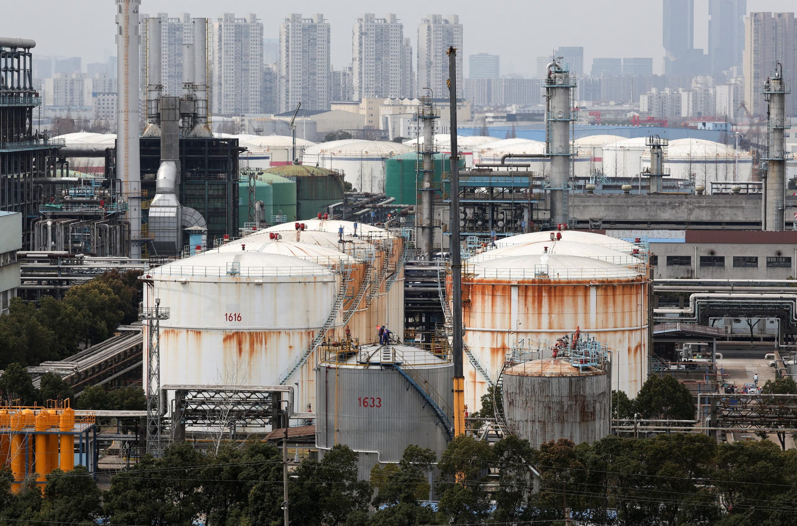 Depósitos e instalaciones de almacenamiento de petróleo de una planta de Sinopec en Shanghái, China, el 26 de marzo de 2026 (Foto de archivo/REUTERS/Go Nakamura)