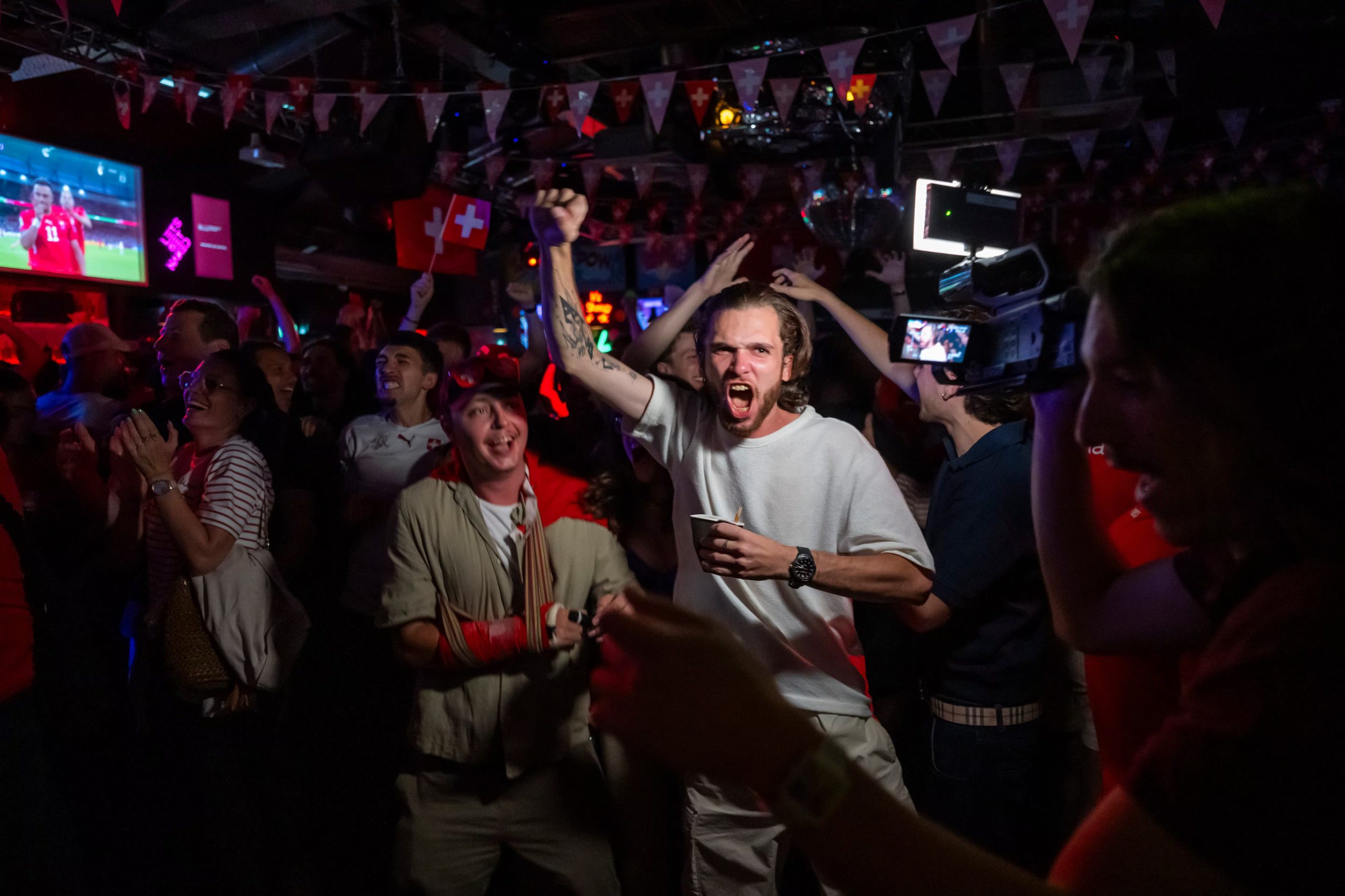 En Ginebra, Suiza, los bares y cualquier lugar de convivencia social se ha convertido en un espacio para disfrutar de las victorias de la selección Suiza en las primeras dos etapas de eliminación directa del mundial 2026. (Infobae Centroamérica/ EFE/EPA/MARTIAL TREZZINI)
