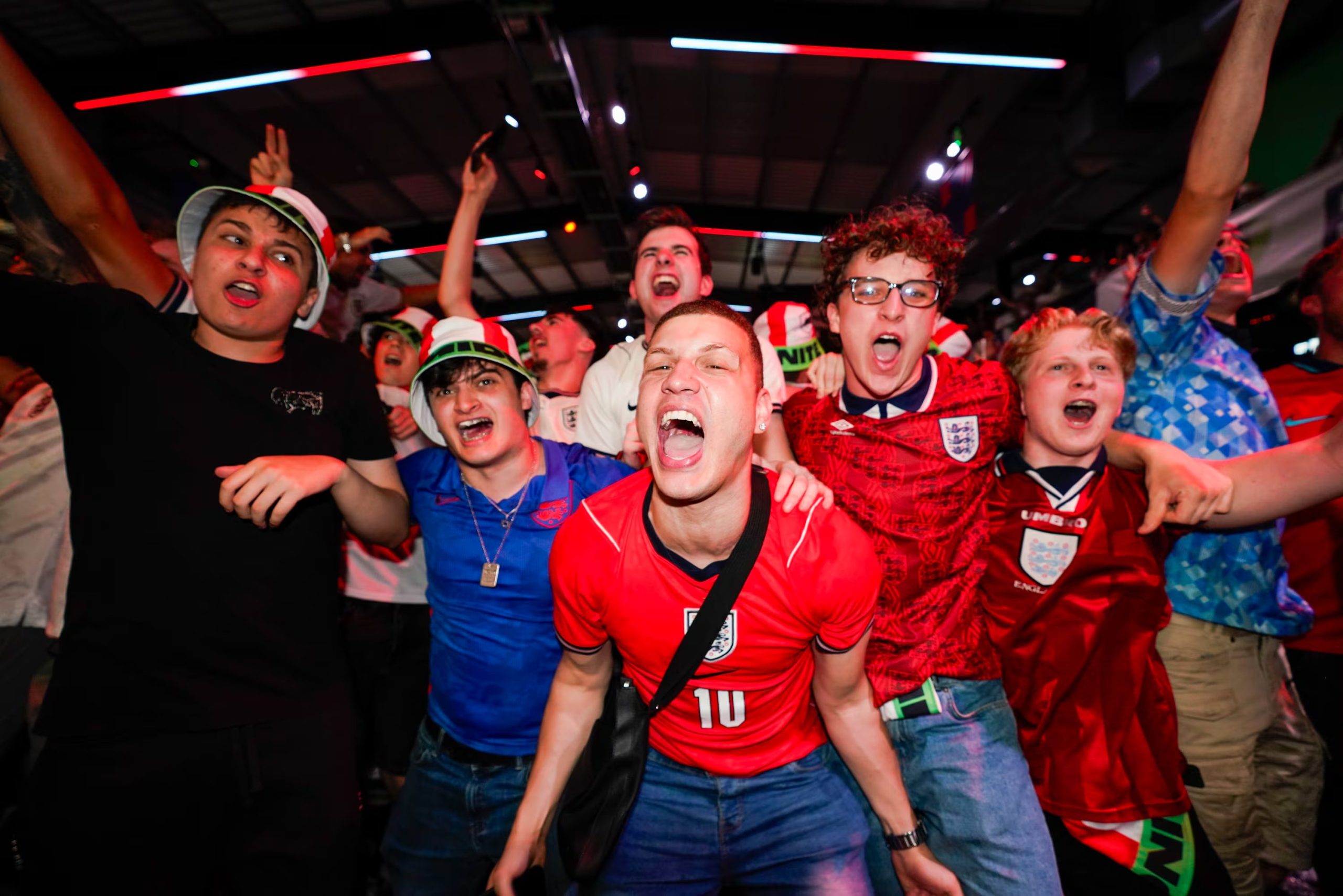 La pasión de los ingleses la viven quienes no pudieron acompañar a su selección a Estados Unidos. En Boxpark Wembley, celebraron su clasificación ante México por octavos de final. (Infobae Centroamérica/ EFE/EPA/JAMES COOK)
