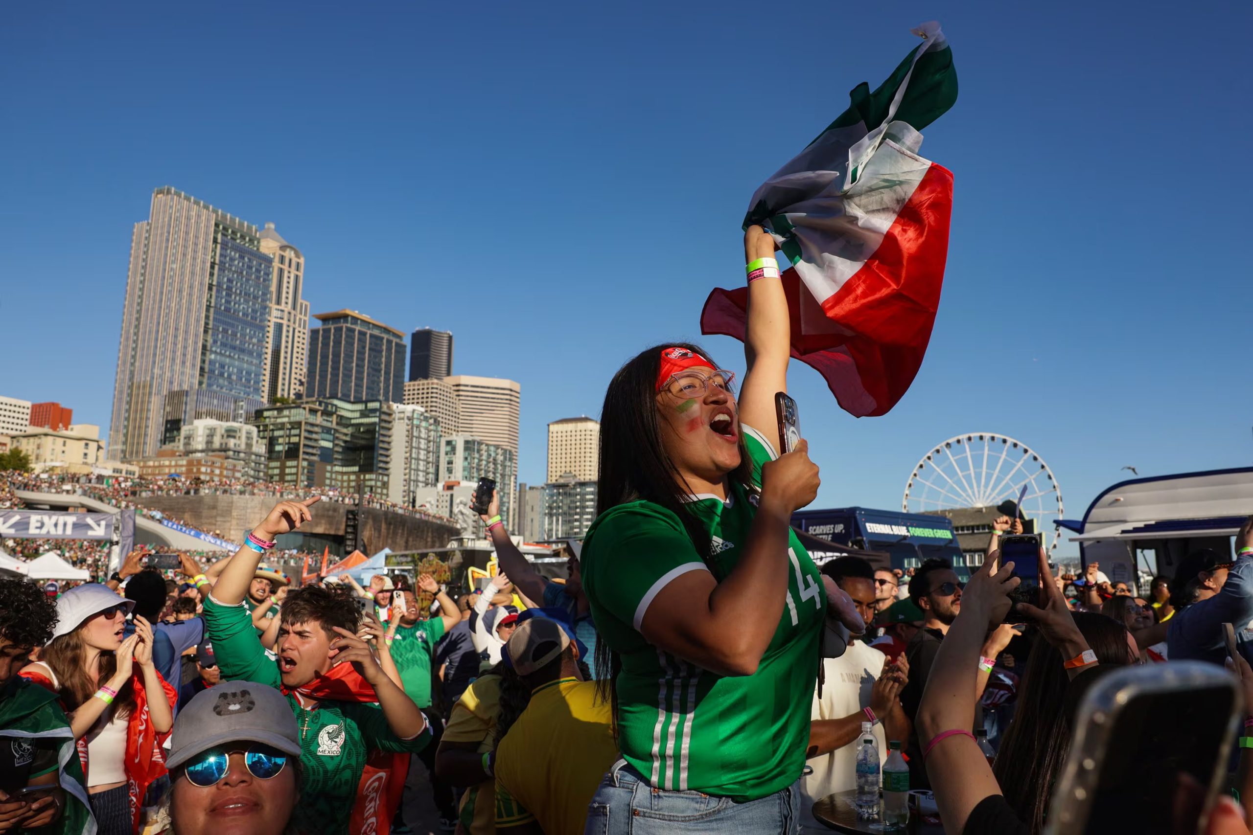 En Pike Place Market en Seattle, Washington, Estados Unidos, mexicanos también se reunían para apoyar a su selección durante cada jornada. (Infobae Centroamérica/EFE/EPA/CHRIS TORRES)
