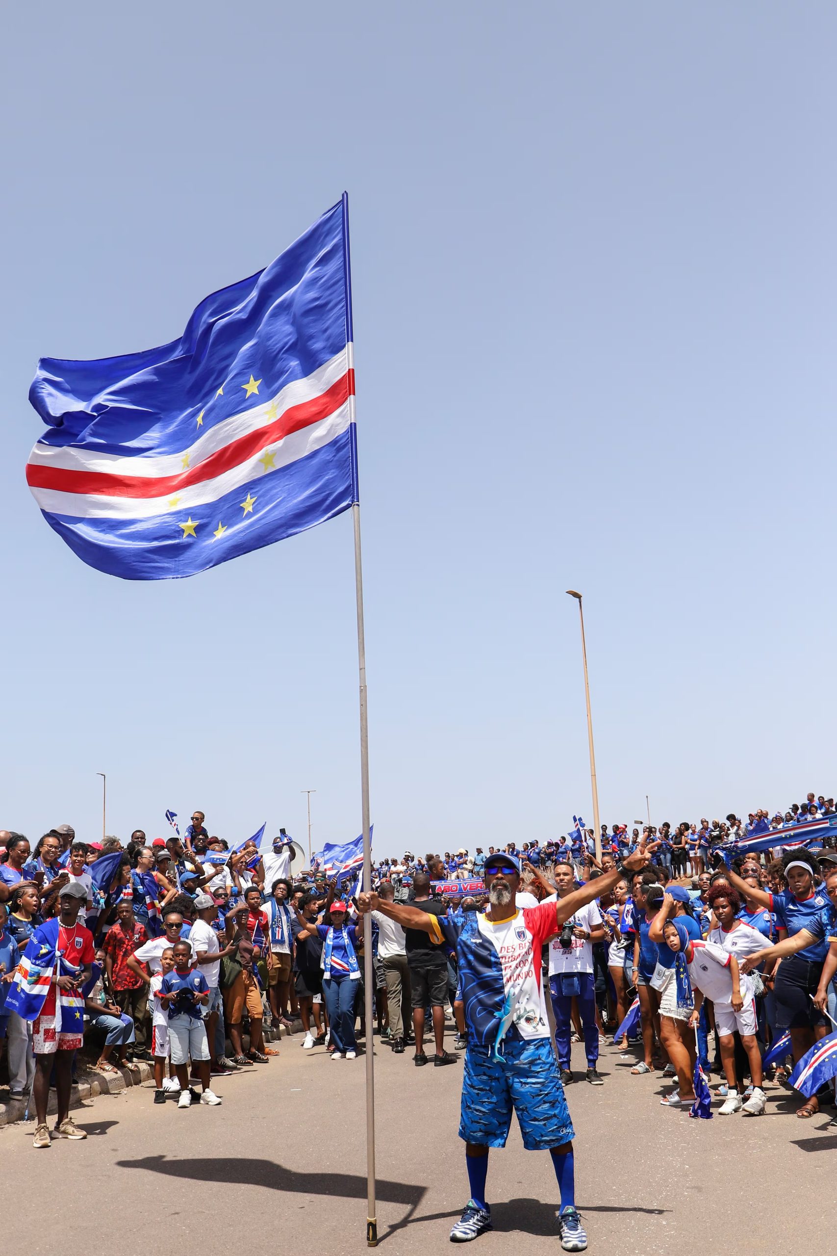 Ciudad de Praia en Cabo Verde, entró al ojo mundial luego de la impresionante actuación de su selección. Sus habitantes, sentían la pasón de la copa mundial durante cada jornada. (Infobae Centroamérica/ EFE/EPA/ELTON MONTEIRO)
