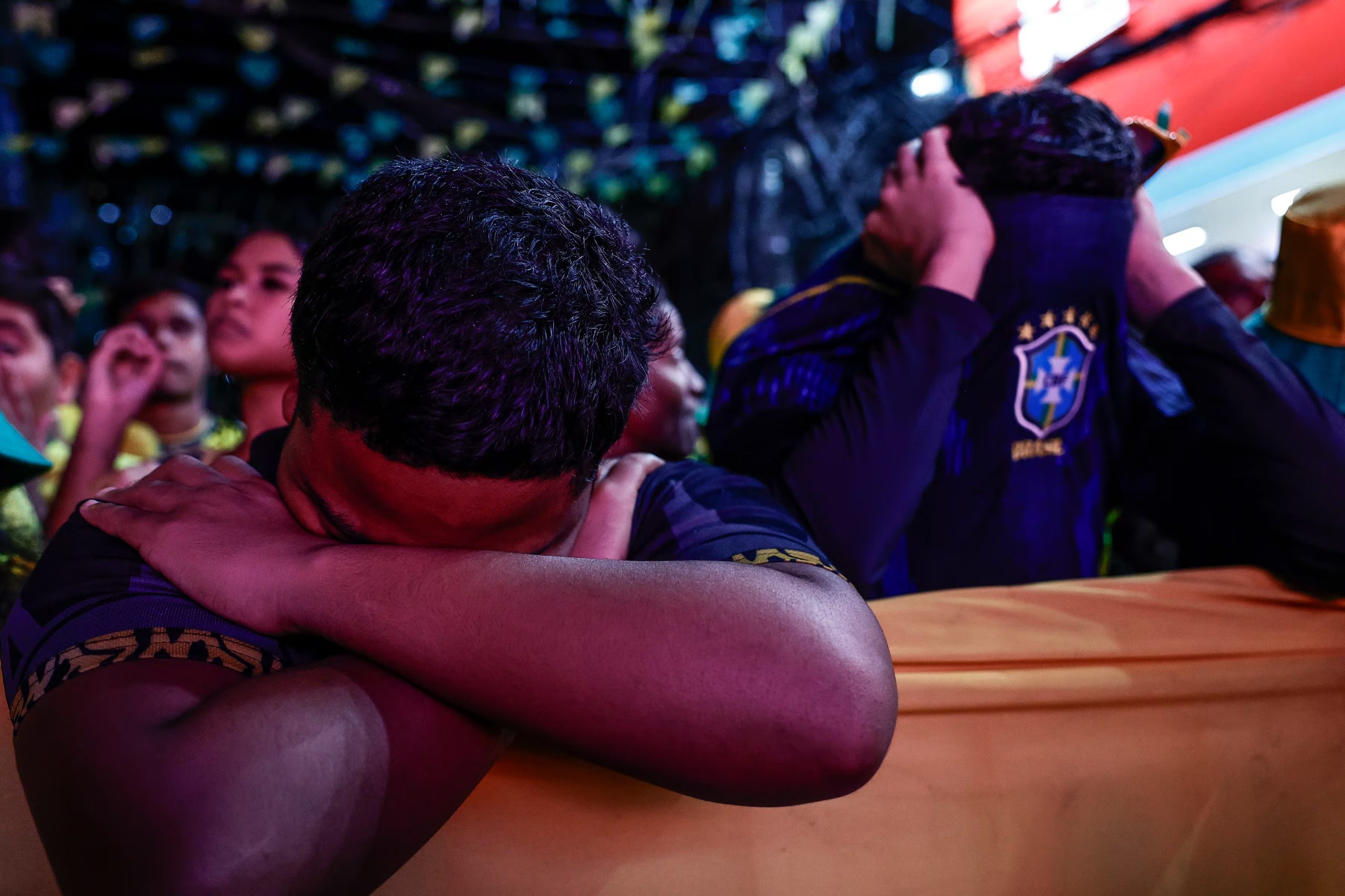 Aficionados de Brasil reaccionan con tristeza en la favela de Rocinha, en Río de Janeiro, Brasil luego de quedar eliminados de la Copa Mundial. (Infobae Centroamérica/EFE/ André Coelho)
