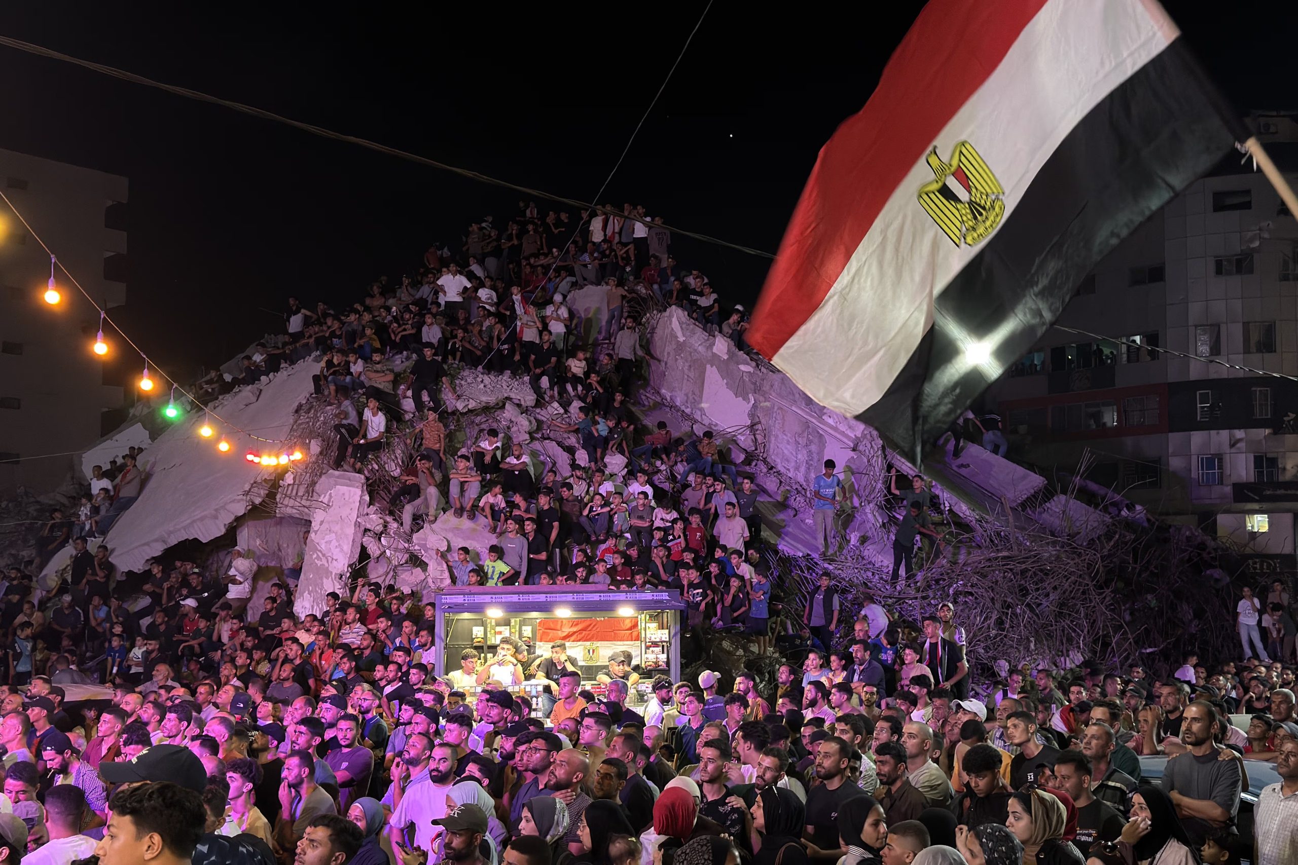 Personas observan la transmisión del partido del Mundial de la FIFA 2026 entre Argentina y Egipto, este martes en Gaza (Gaza y Cisjordania). La ciudad de Gaza vivió el Egipto-Argentina como si la que se jugaba pasar a cuartos de final en el Mundial de fútbol fuera la propia selección palestina. (Infobae Centroamérica/EFE/ Ahmad Awad)
