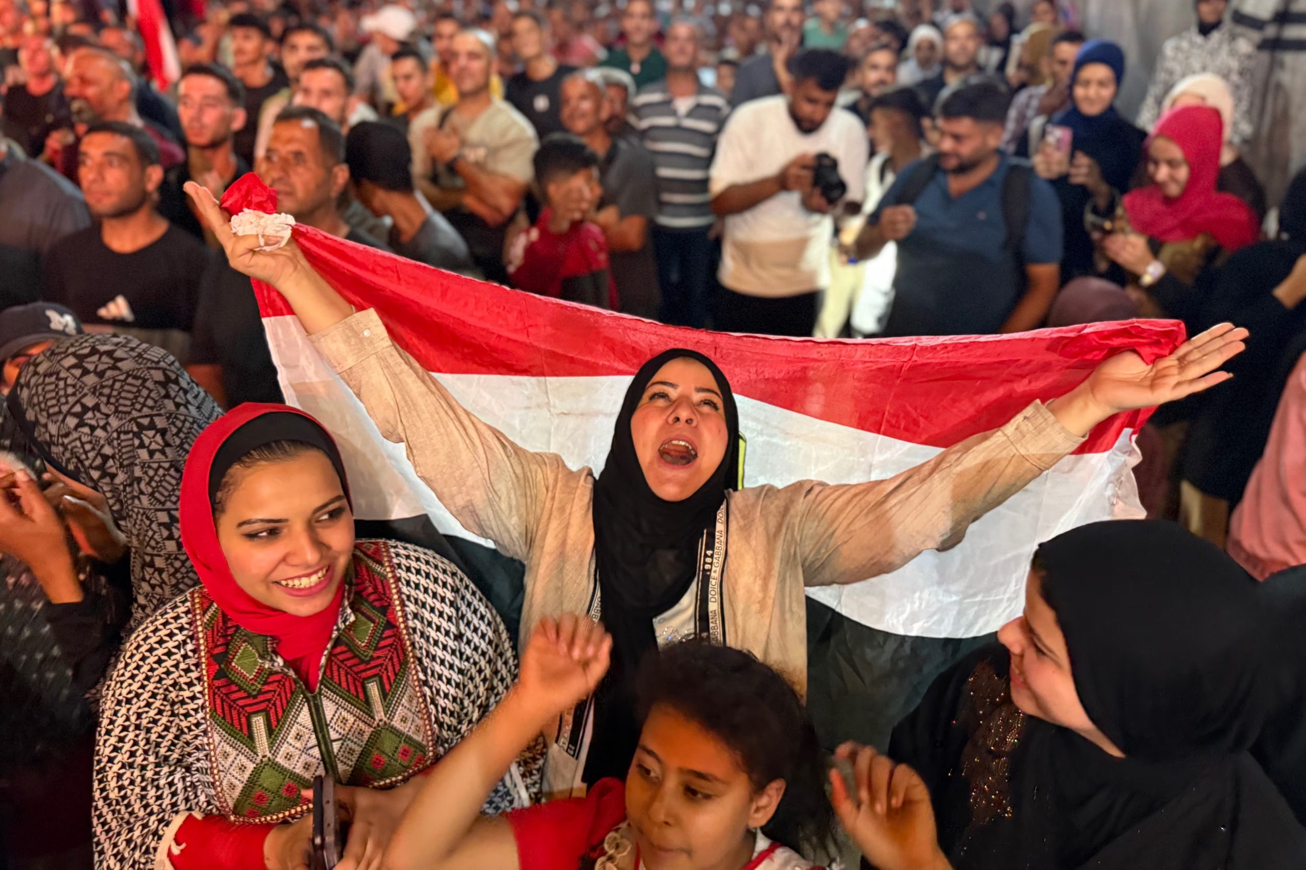  Un mujer reacciona durante la transmisión del partido del Mundial de la FIFA 2026 entre Argentina y Egipto, este martes en Gaza (Gaza y Cisjordania). Desde una explanada del barrio de Al Rimal, cientos de vecinos enarbolaron la bandera del país vecino y corearon su himno frente a una pantalla gigante que retransmitía el partido. La afluencia fue tal que, en el mar de escombros que rodea el recinto, algunos convirtieron los cascotes de la guerra en un graderío desde el que poder ver mejor el encuentro. (Infobae Centroamérica/EFE/ Ahmad Awad)
