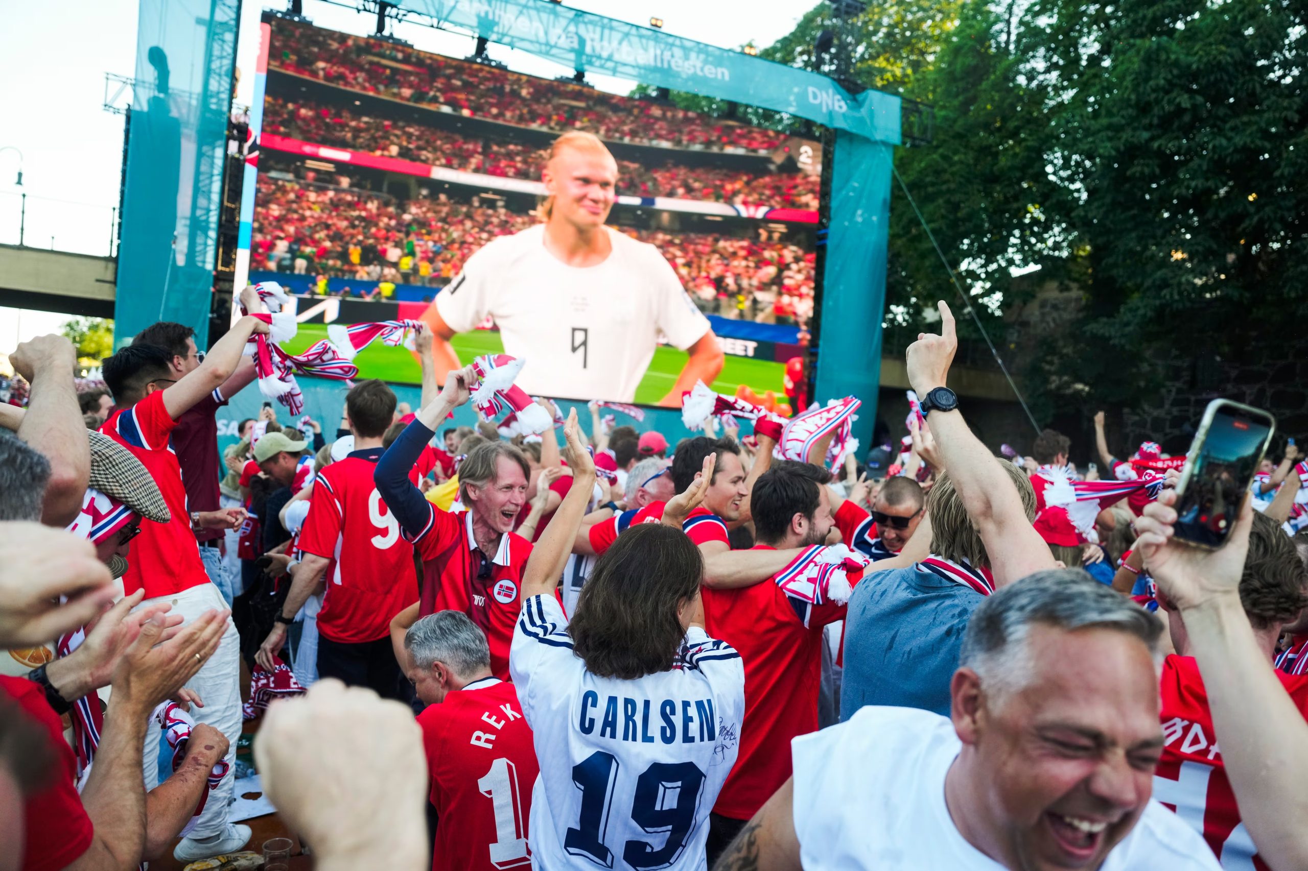 En Oslo, Noruega,sus fanáticos celebran la victoria de su selección en el pasado partido ante Costa de Marfil. Durante el mundial, es tradición reunirse a presenciar los partidos de la copa mundial. (Infobae Centroamérica/EFE/EPA/Javad Parsa NORWAY OUT)

