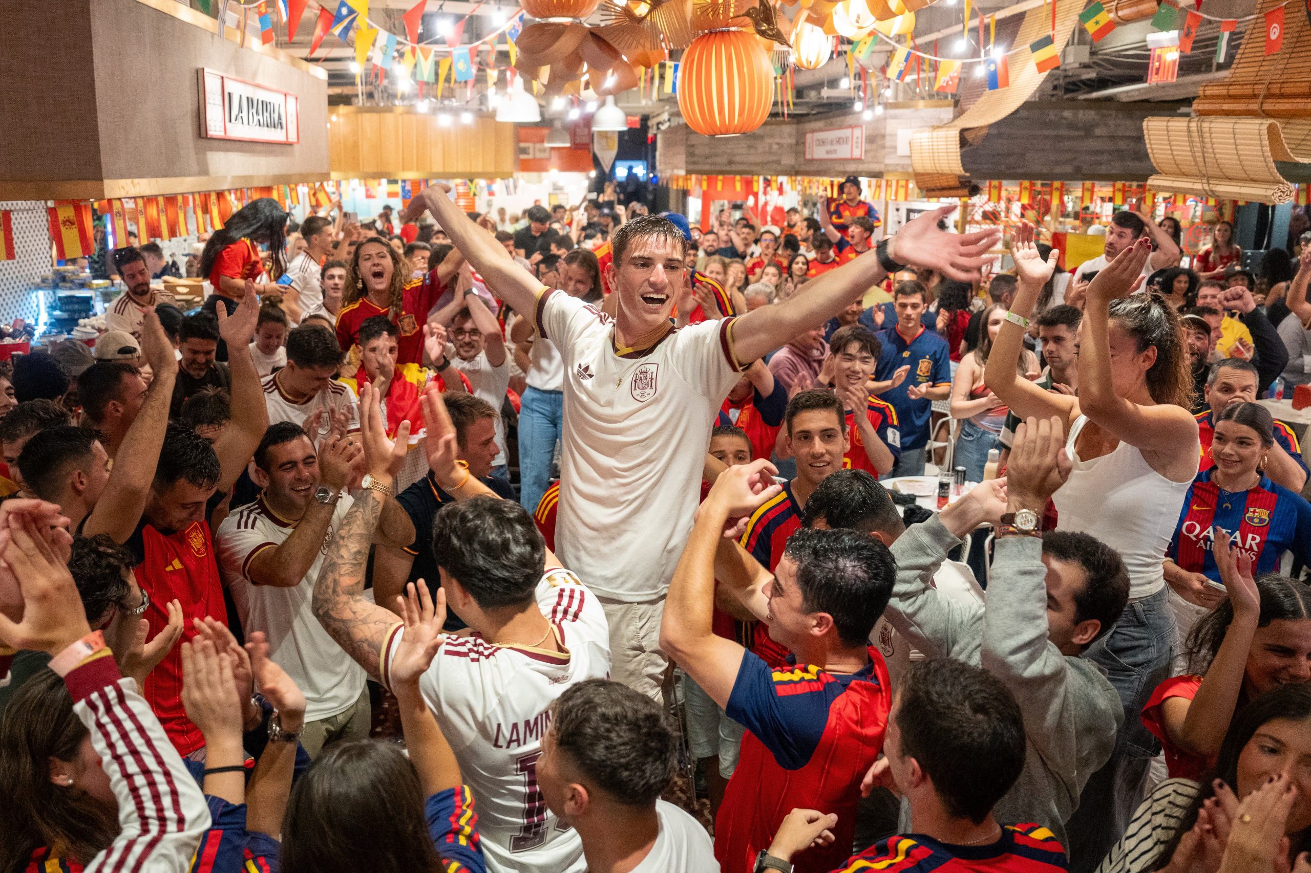 Más de 800 españoles celebraron en el Mercado Little Spain de Nueva York la clasificación de España para los cuartos de final del Mundial bajo el éxtasis del gol del triunfo de Mikel Merino ante Portugal y con una comunidad entregada a la selección. (Infobae Centroamérica/EFE/ Ángel Colmenares)
