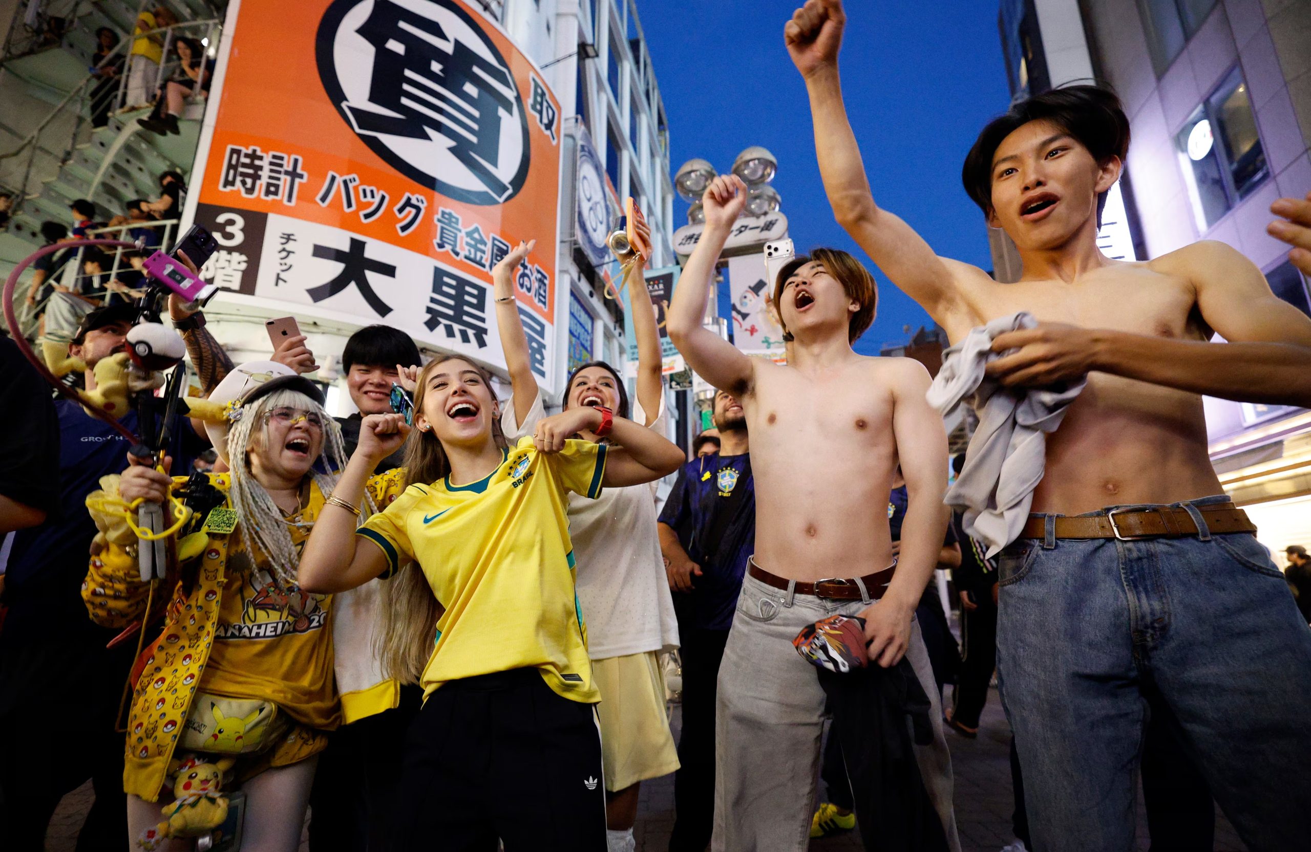 En Tokyo, Japón, entre aficionados brasileños y japoneses vivían el duelo de dieciseisavos de final. Infobae Centroamérica/EFE/EPA/FRANCK ROBICHON)
