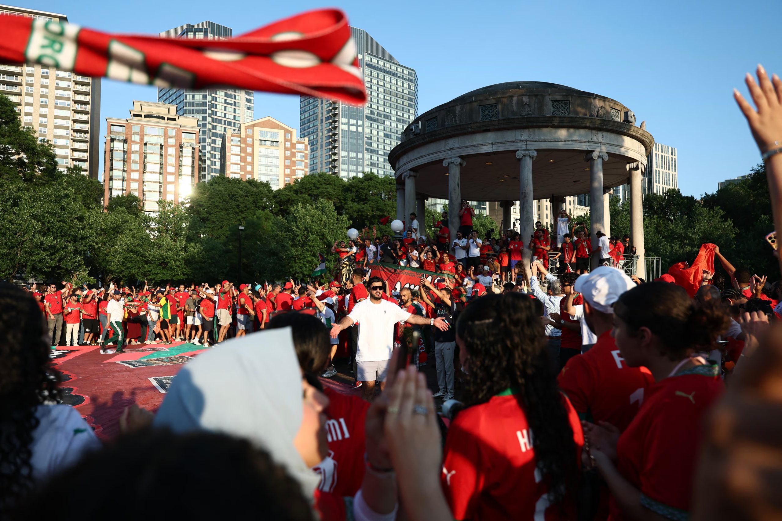 Desde Marruecos, hasta Boston, los marroquíes hacen sentir su presencia previo al duelo de octavos de final. (Infobae Centroamérica FRANCK FIFE / AFP)