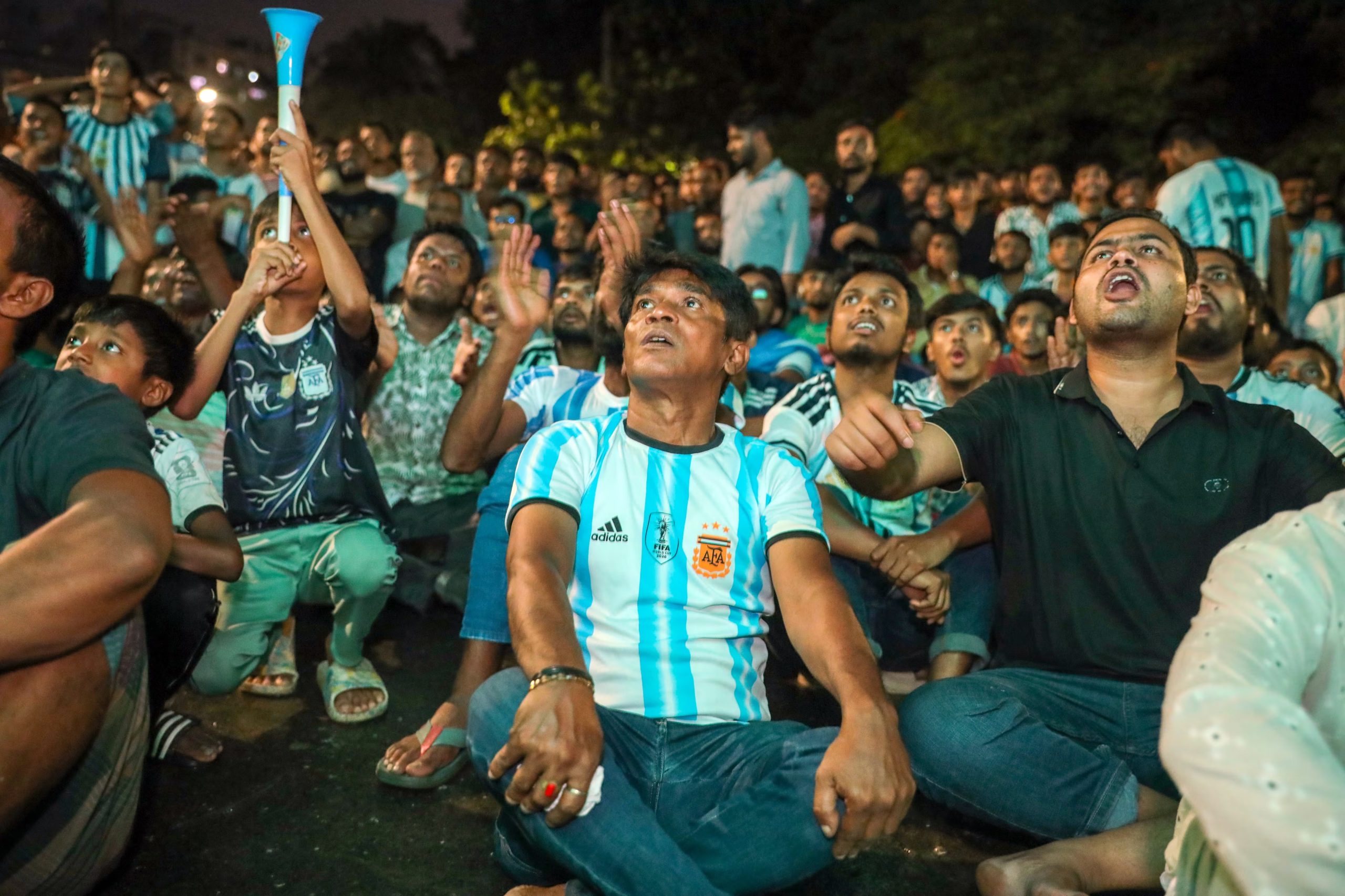 En Dhaka, Bangladesh, cientos de aficionados a la selección Argentina también se reunen cada vez que la albiceleste juega, como que fuera la de su propio país. (Infobae Centroamérica/ EFE/EPA/MONIRUL ALAM)
