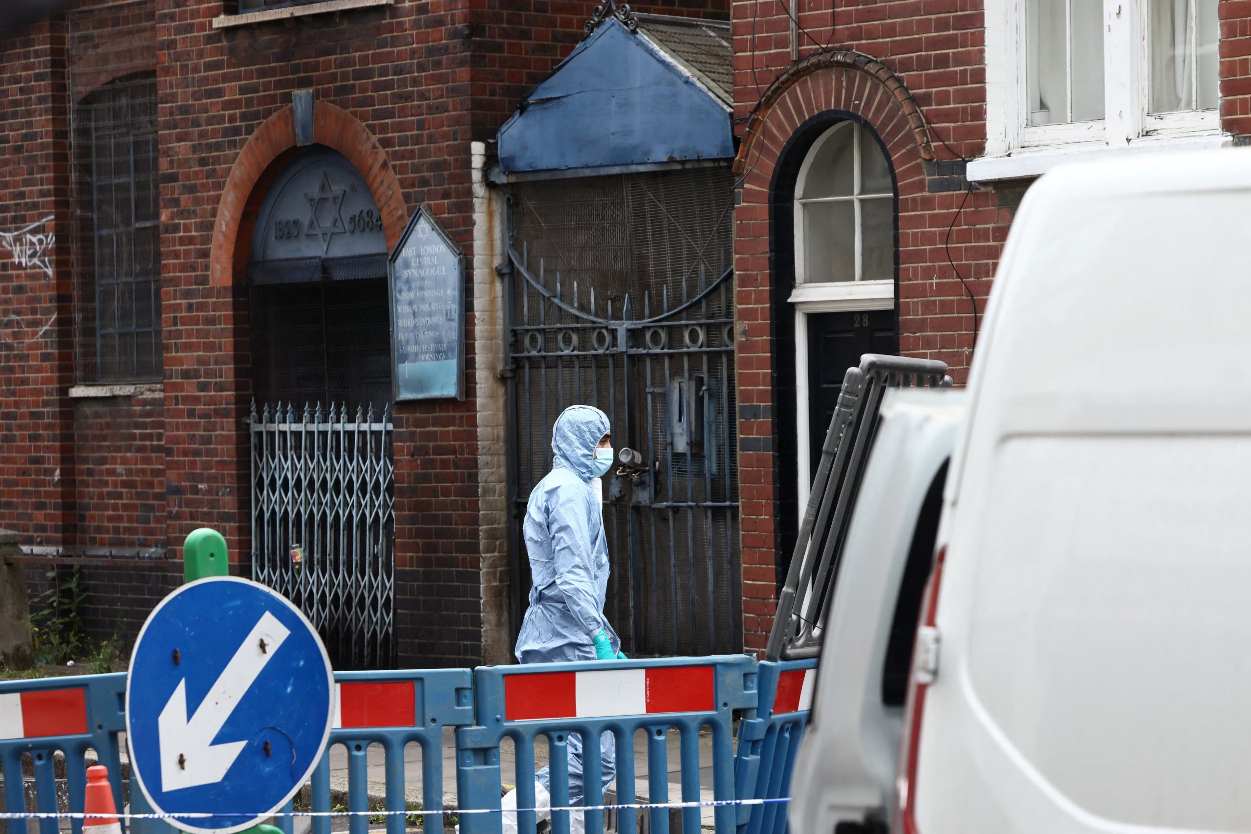 Un oficial forense trabaja en el lugar de un presunto ataque incendiario contra una antigua sinagoga en Londres, Reino Unido, el 5 de mayo de 2026 (REUTERS/Jack Taylor/Archivo)