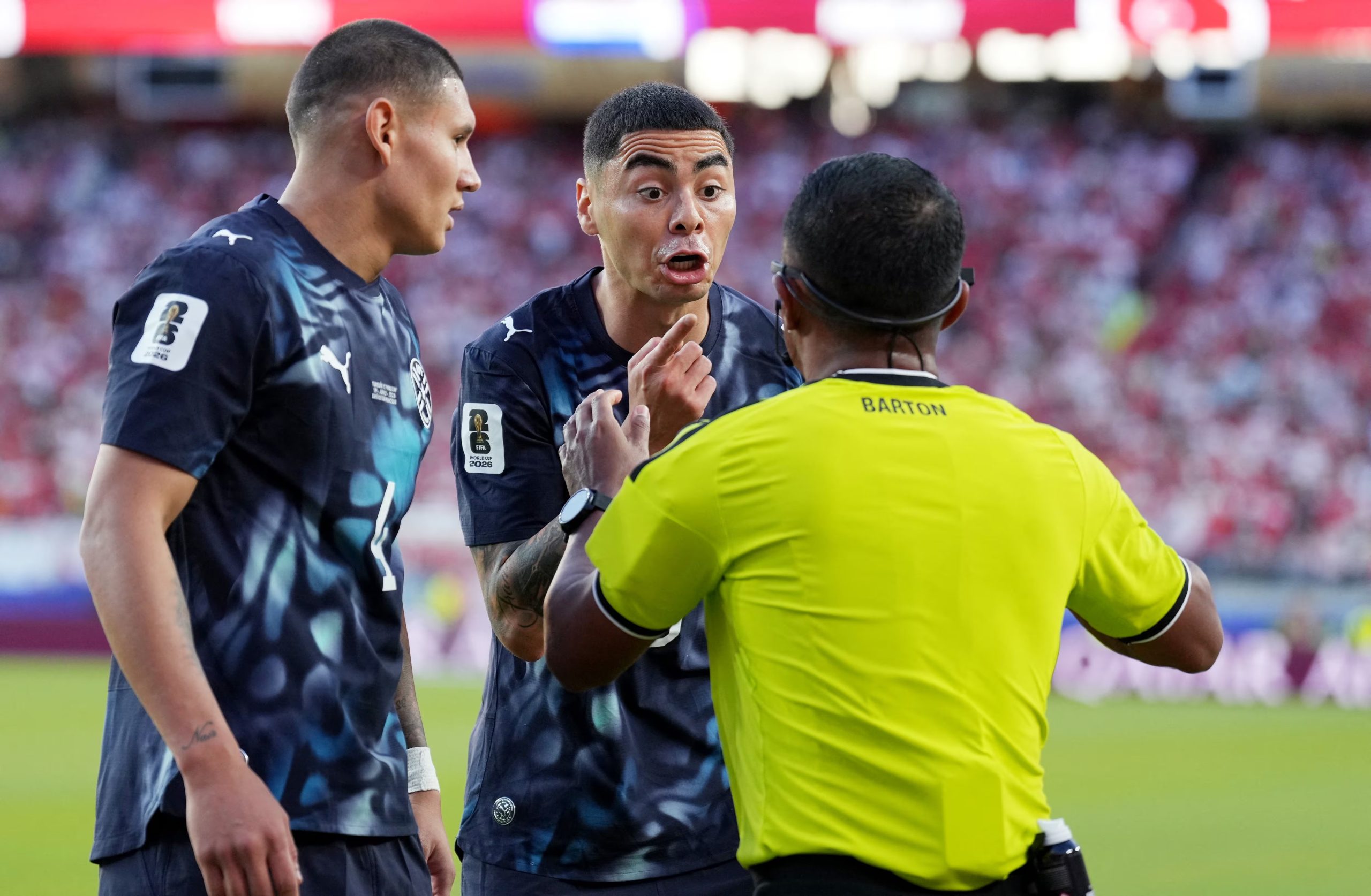 Iván Barton fue el primer árbitro en la historia de los mundiales en expulsar a un jugador con la aplicación de la Ley Vinícius en el partido Paraguay vs. Turquía. (IMAGES via Reuters/Darren Yamashita)