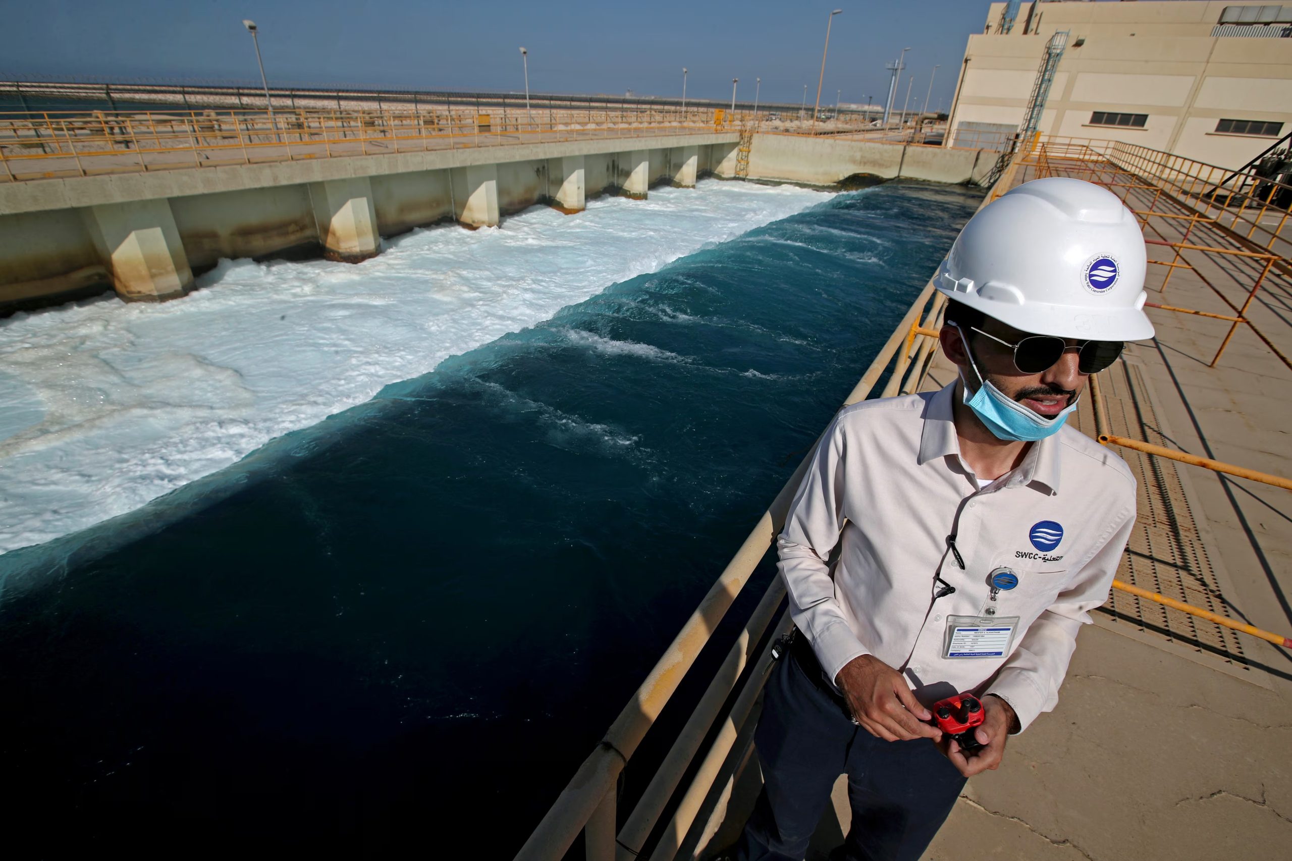 Un empleado se encuentra junto a una piscina de recogida de aguas residuales en la planta desalinizadora y desalinizadora de Ras Al-Khair, Arabia Saudita (REUTERS/Hamad I Mohammed/Archivo)