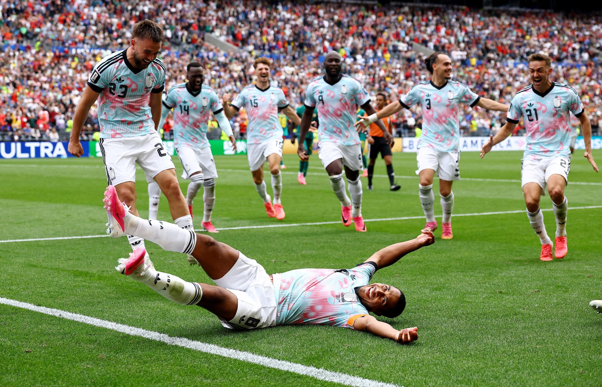 Youri Tielemans, de Bélgica, celebra el tercer gol con sus compañeros. REUTERS/Agustin Marcarian