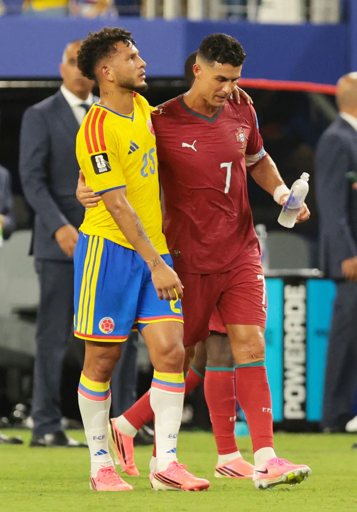 Luis Javier Suárez y Cristiano Ronaldo tras el partido entre Colombia y Portugal en Miami-crédito Sam Navarro/IMAGN IMAGES vía REUTERS