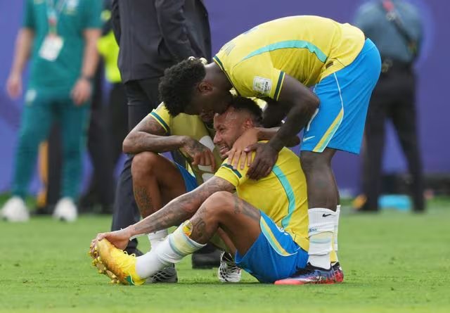 Vini consolando a Neymar, quien anunció su retiro de la selección brasileña (Reuters/James Lang)