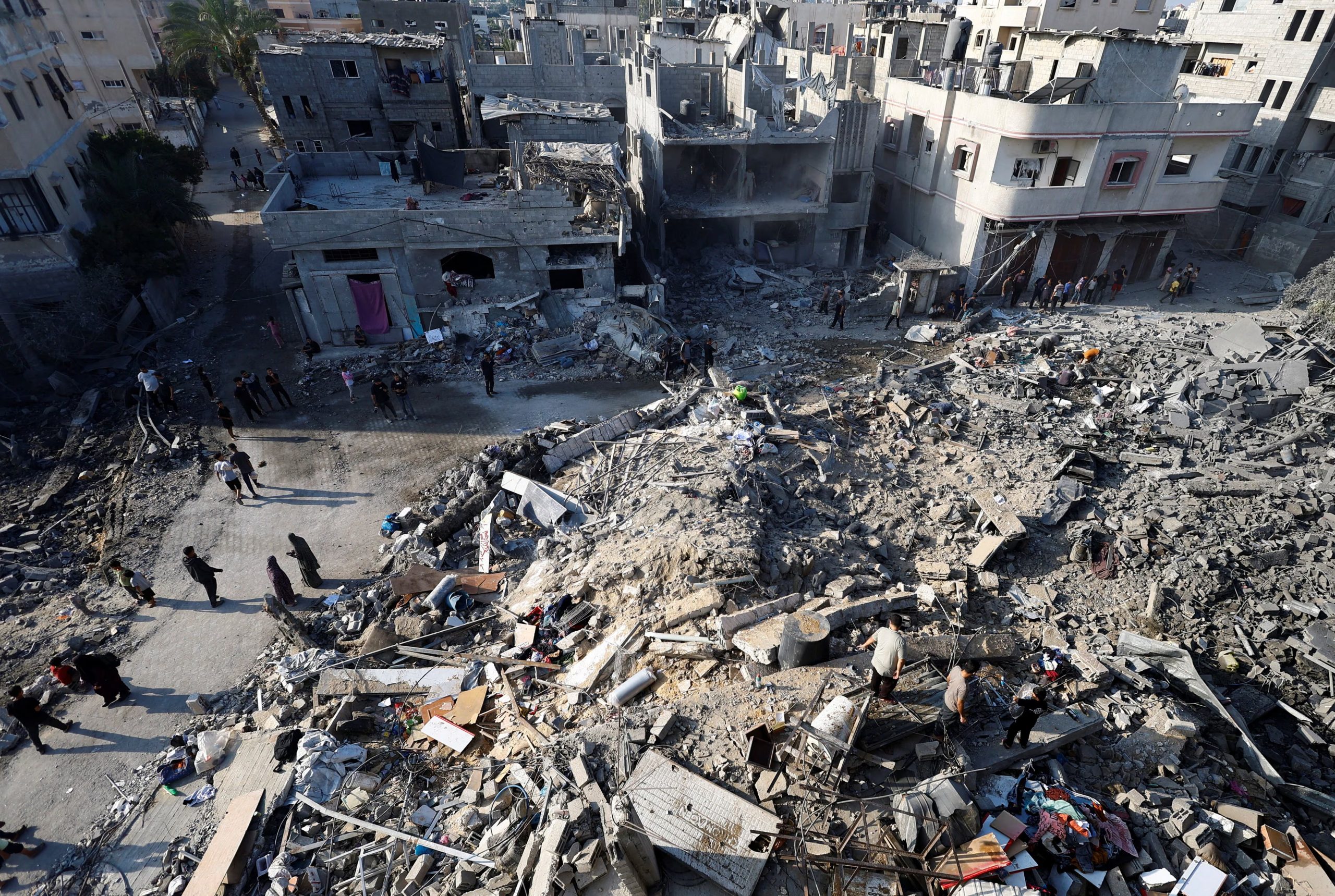 Palestinos inspeccionan el lugar de un ataque israelí contra una casa que había sido previamente advertida por el ejército israelí para que la evacuara antes de que se llevara a cabo el ataque a última hora del miércoles, en el campo de refugiados de Al-Nuseirat, en el centro de la Franja de Gaza, el 16 de julio de 2026
REUTERS/Mahmoud Issa