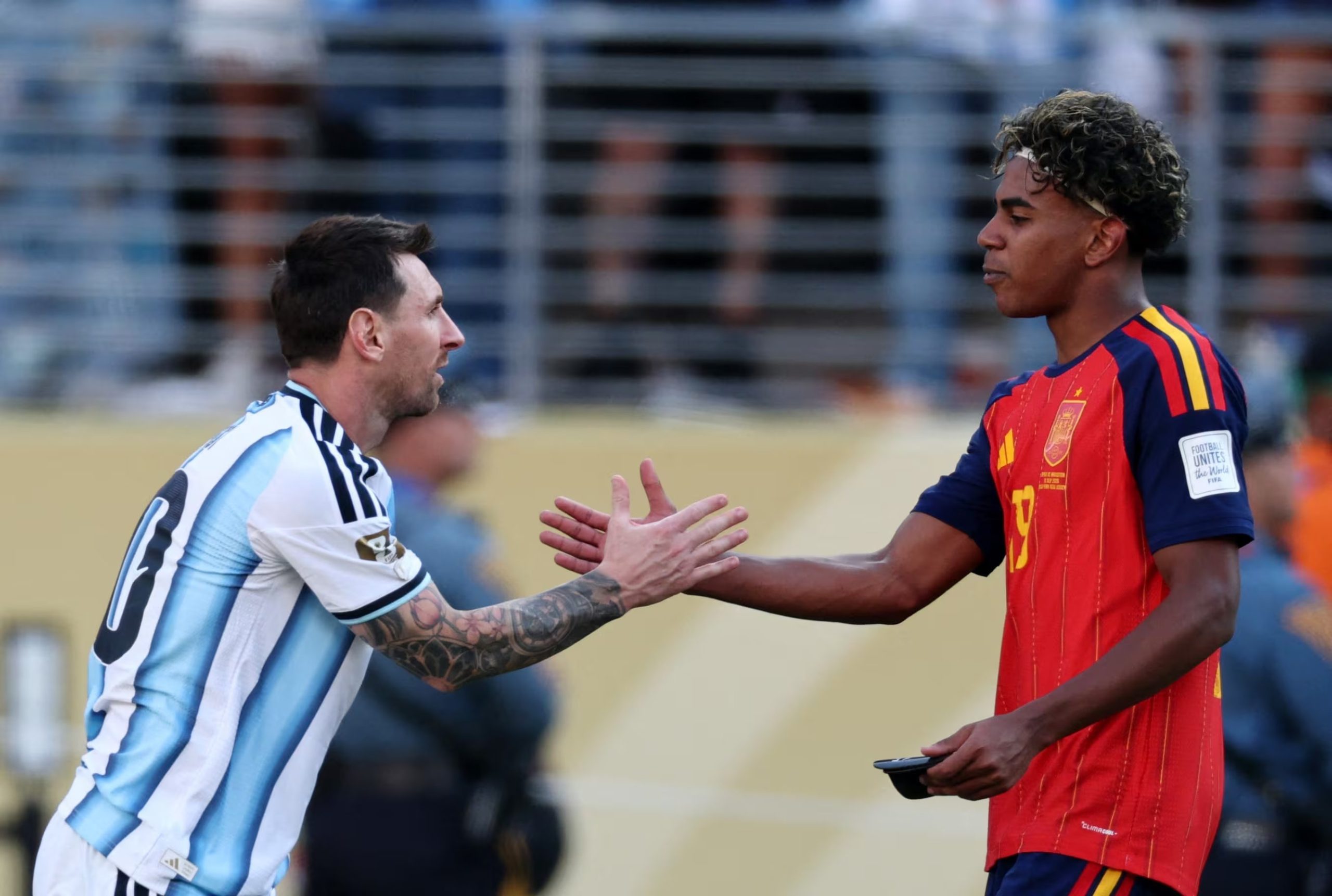 Luego de estar sentado por varios minutos, Messi se puso de pie para abrazarse con Lamine Yamal (IMAGN IMAGES via Reuters/Mark J Rebilas)