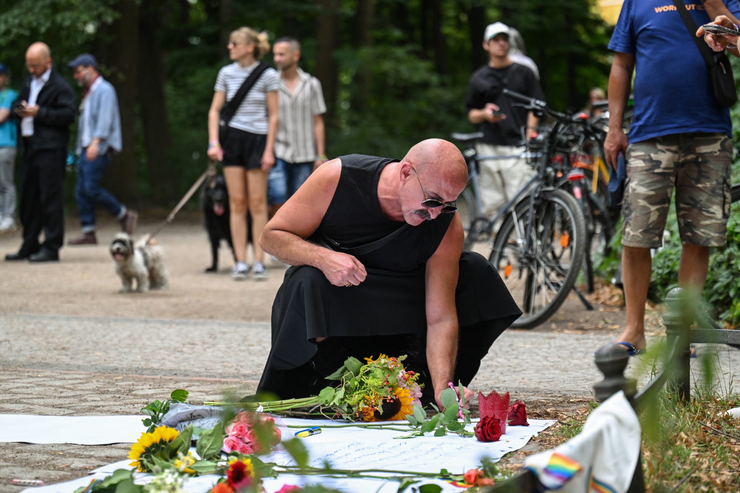 Varias personas dejaron flores en tributo a la víctima fatal que dejó el ataque del sábado por la noche en Berlín (REUTERS/Annegret Hilse)