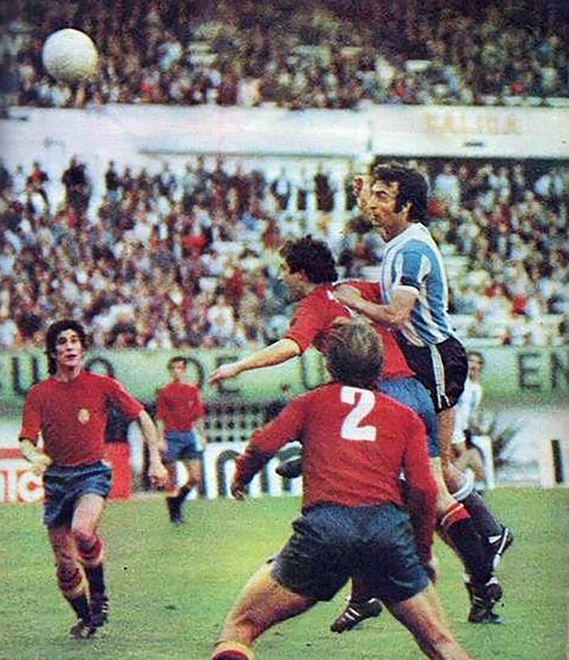 El gol argentino del amistoso en 1974 fue marcado por Roberto Rogel