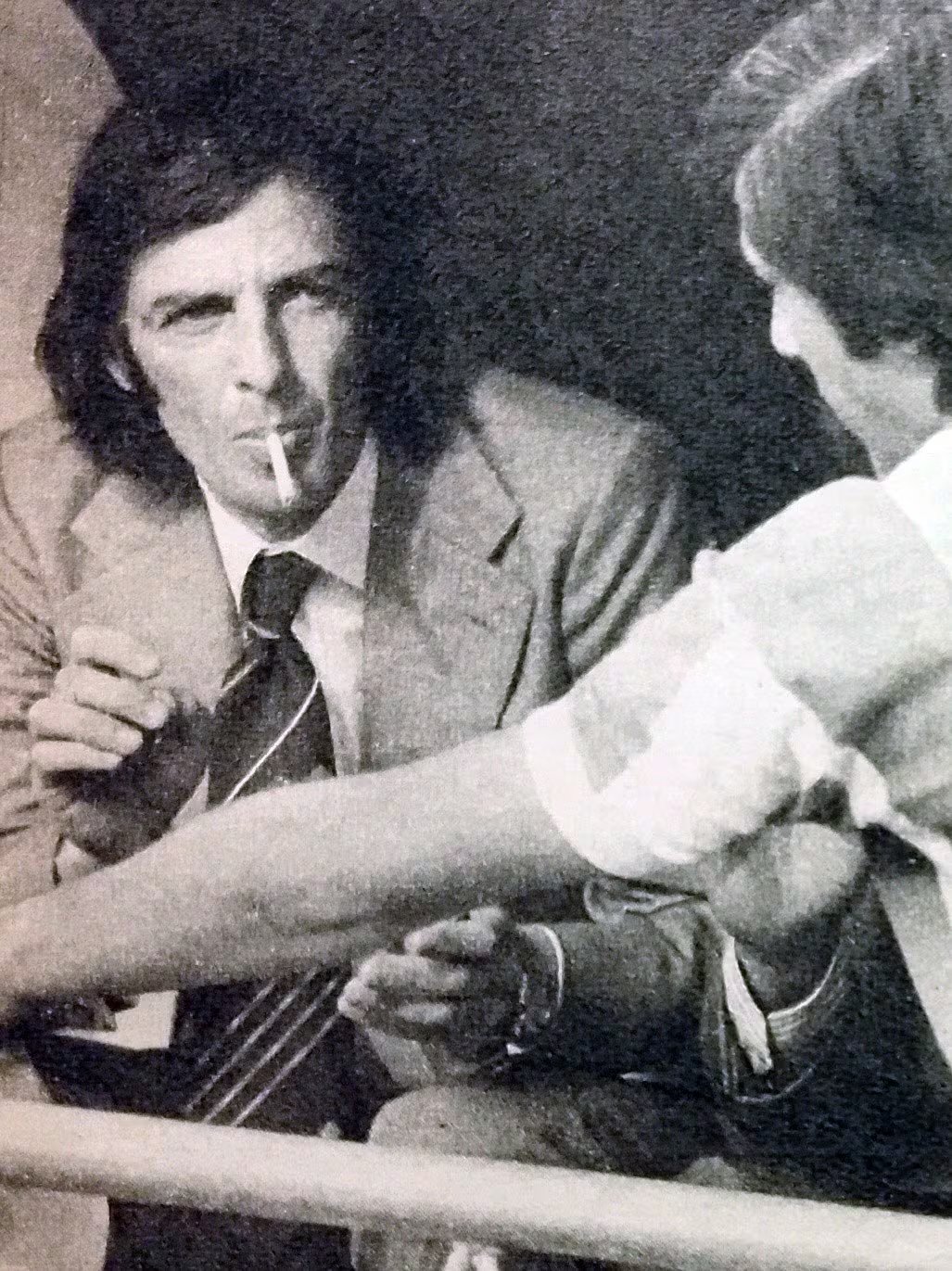 Menotti en el banco junto a