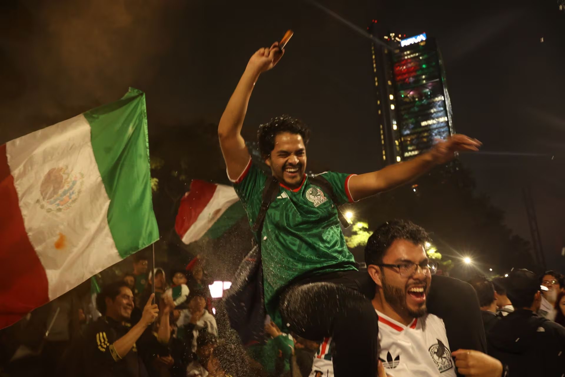 CIUDAD DE MÉXICO, 30JUNIO2026.- Miles de aficionados celebran en las inmediaciones del Ángel de la Independencia, el triunfo de la Selección Mexicana ante Ecuador durante los 16vos de final de la Copa del Mundo 2026. 
FOTO: GALO CAÑAS/CUARTOSCURO.COM