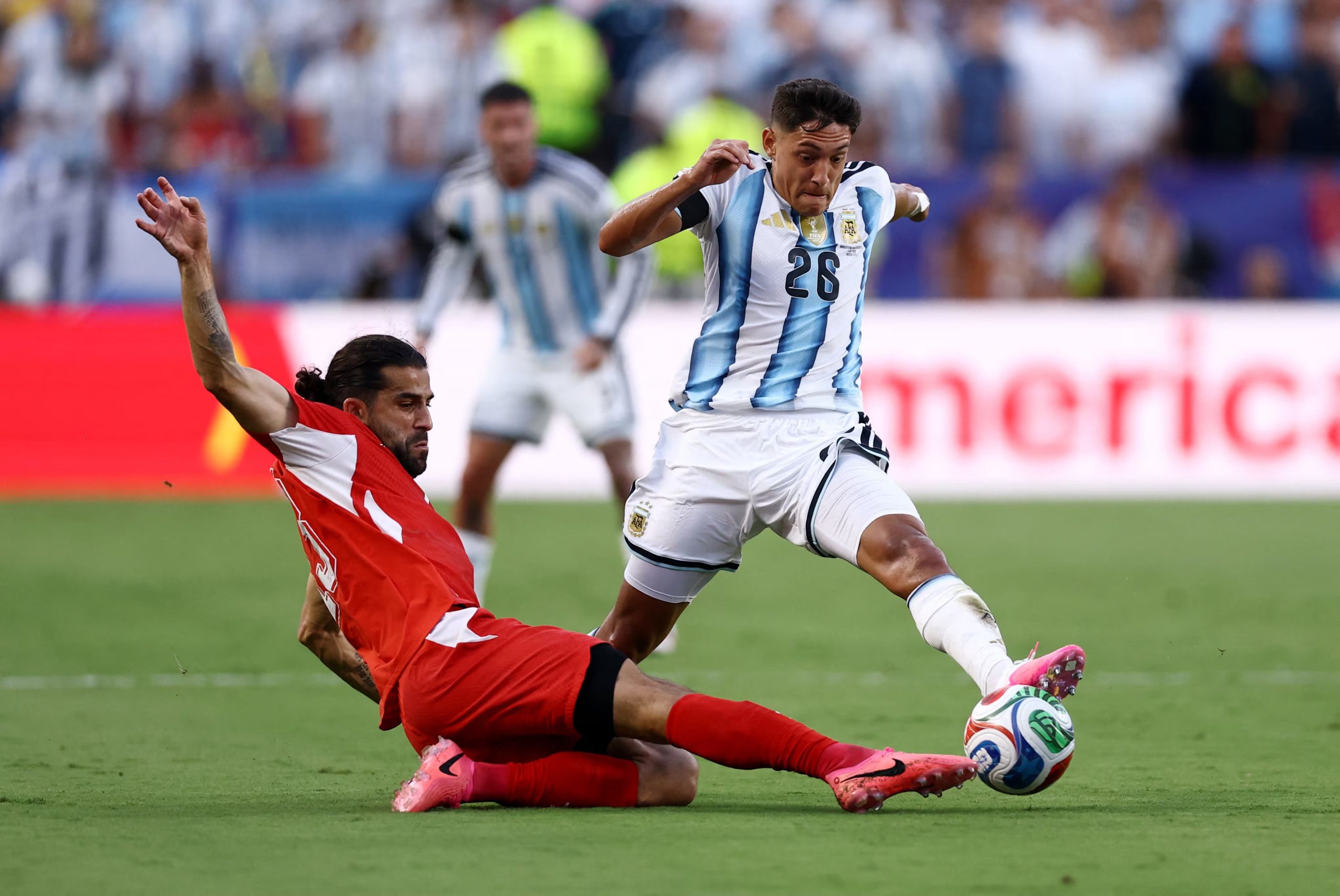 Nahuel Molina fue señalado como uno de los puntos débiles de la selección argentina (REUTERS/Lee Smith)