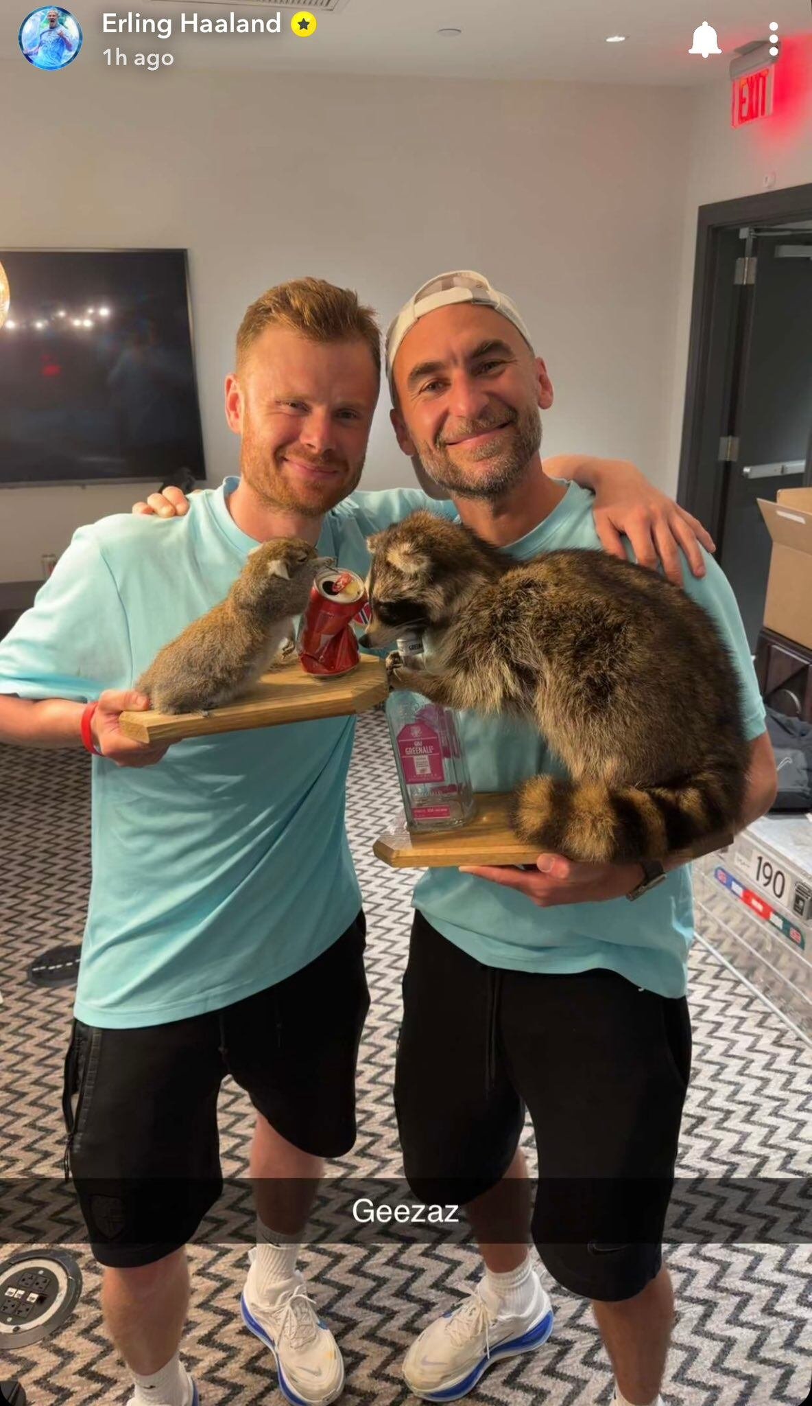 Haaland le regaló otros dos mapaches a miembros del staff de la selección