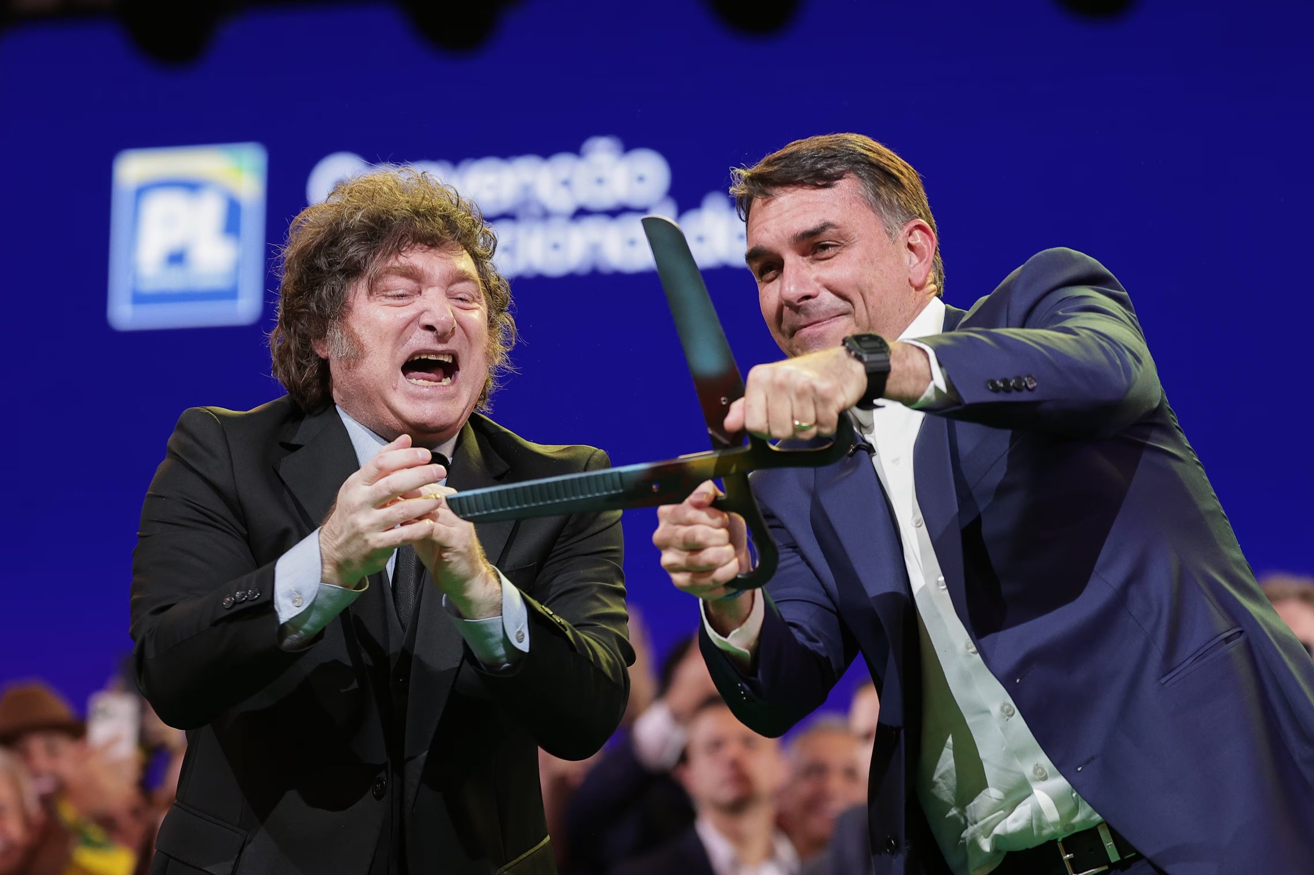 Javier Milei viajó a São Paulo para la proclamación de Flávio Bolsonaro y allí llamó “presidiario” y “ladrón” a Lula. (AP/Ettore Chiereguini)