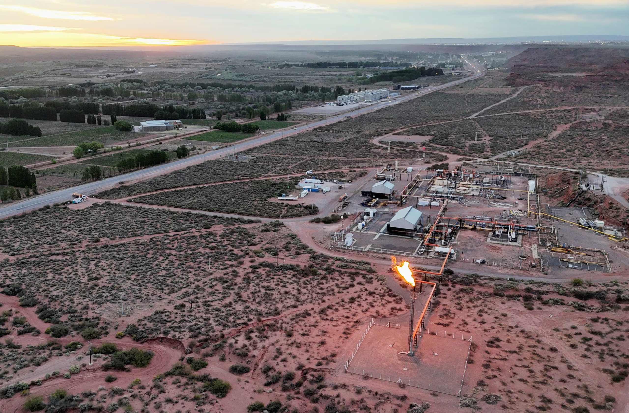 En mayo, Argentina alcanzó un récord histórico de 903.700 barriles diarios de producción de petróleo, con el 69% proveniente de Vaca Muerta
