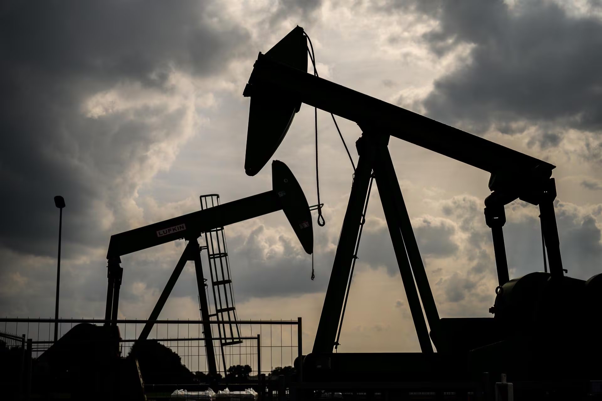 La escalada entre Estados Unidos e Irán llevó a los mercados a recalcular los riesgos sobre las rutas energéticas y la producción de crudo en la región