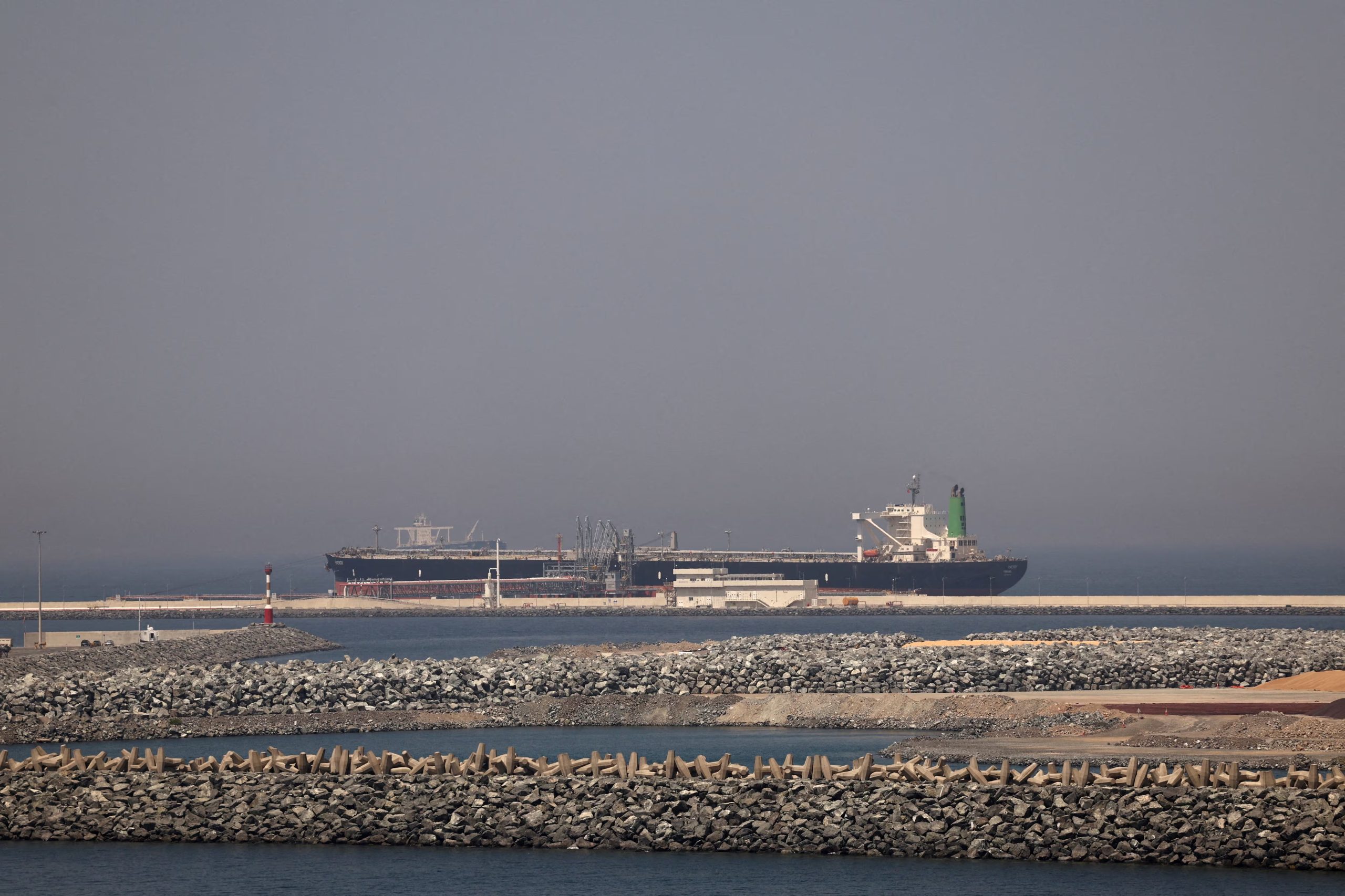 Un buque de carga permanece atracado en el puerto de Fujairah, uno de los principales centros logísticos del Golfo Pérsico, en medio de las tensiones que afectan al transporte marítimo regional (REUTERS/Amr Alfiky/Foto de archivo)