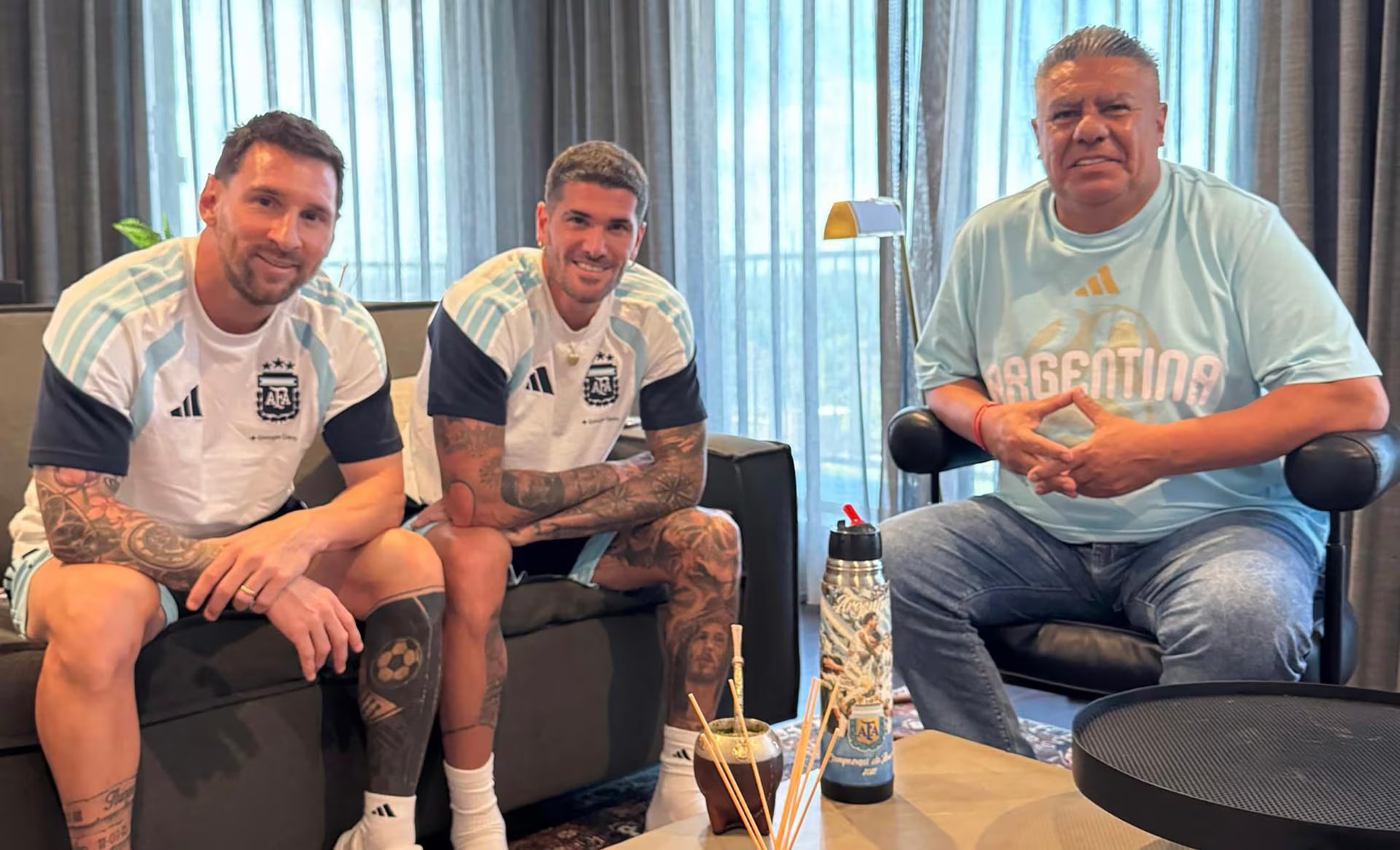 Tapia, en una de sus habituales fotos de los días de partido con Messi y Rodrigo De Paul (X: @tapiachiqui)