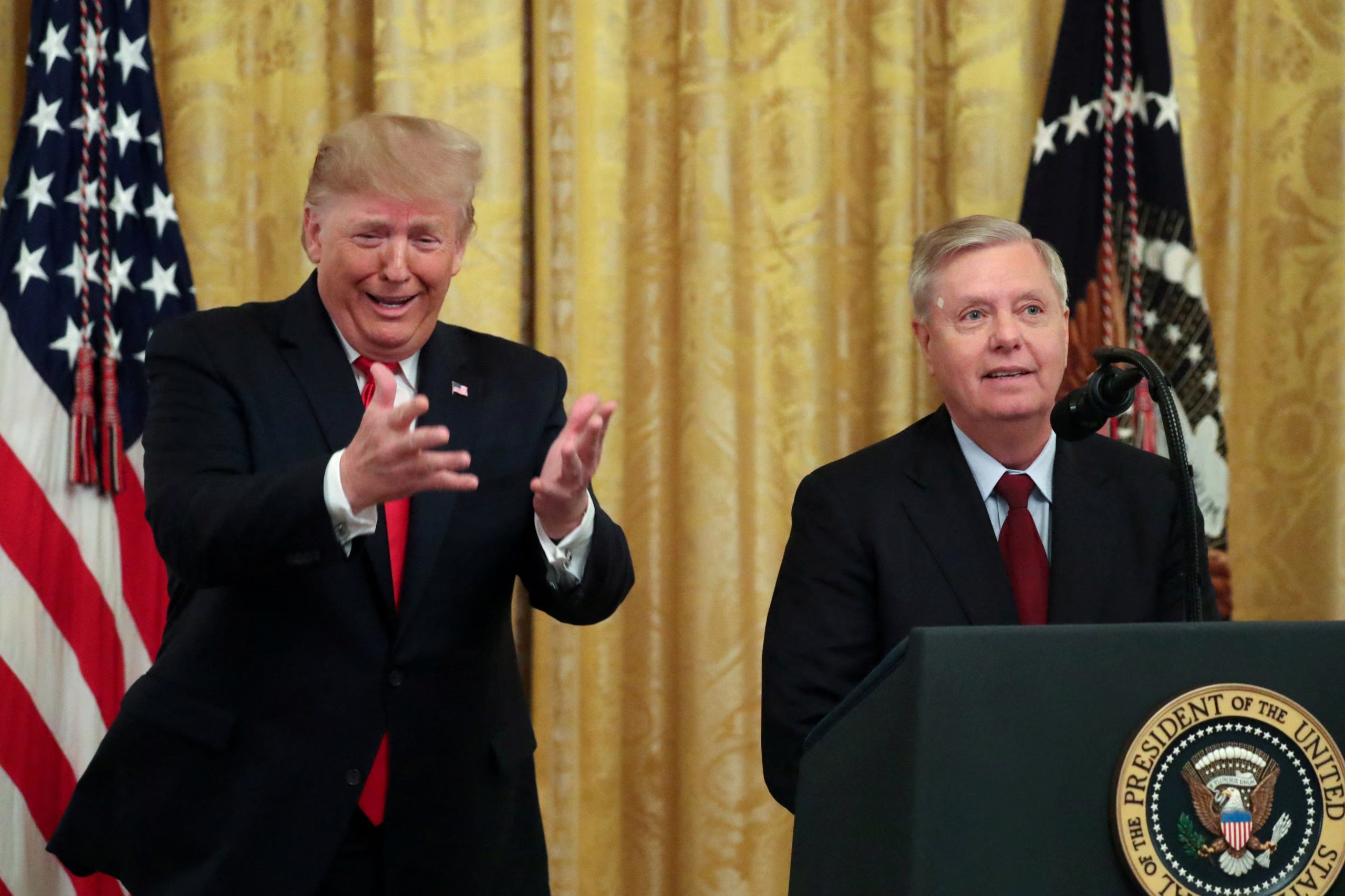 La relación entre Lindsey Graham y Donald Trump pasó de la confrontación en 2016 a una alianza política sostenida hasta el final (REUTERS/Jonathan Ernst)