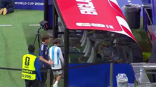 Scaloni con sus hijos en el banco de suplentes