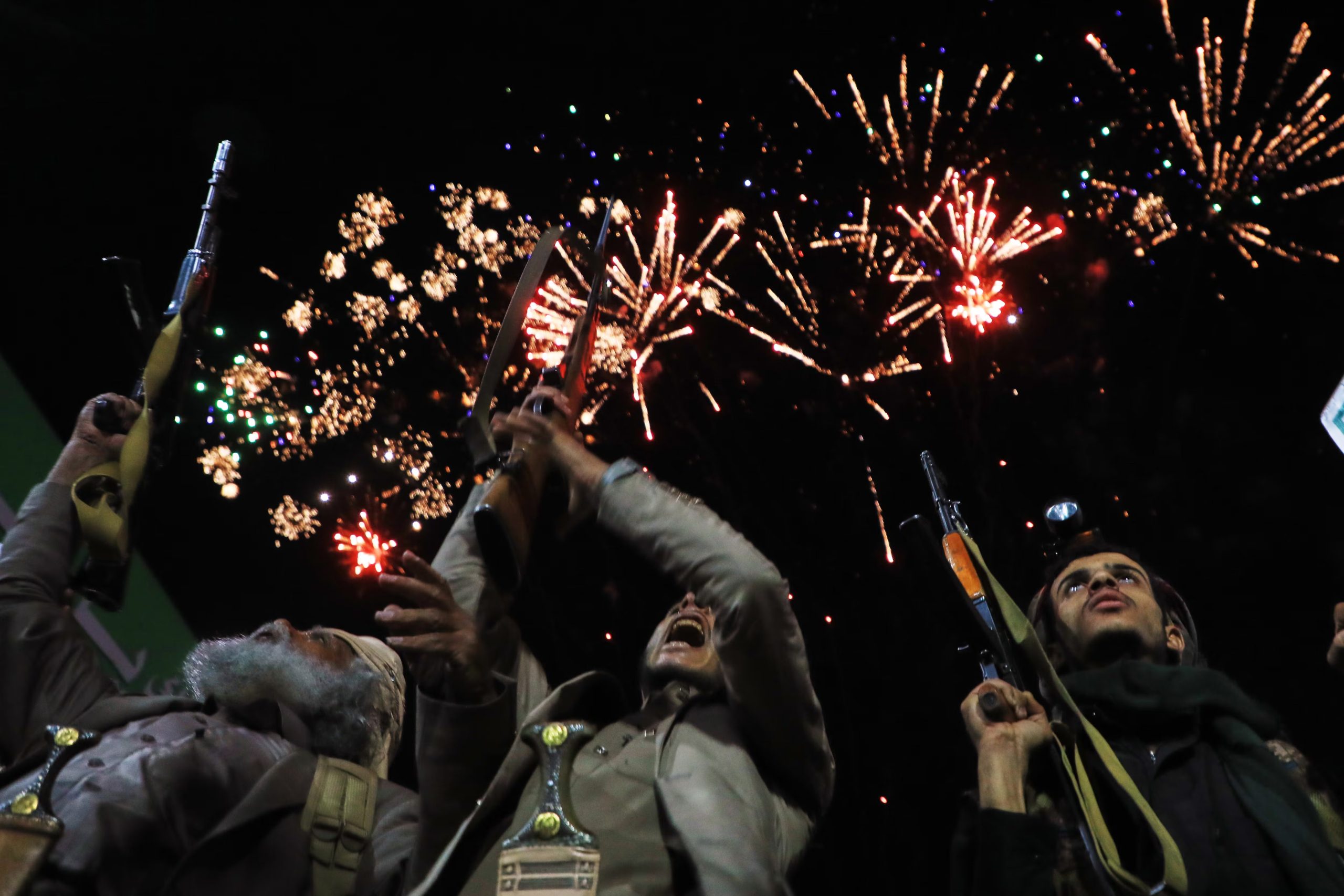 Fuegos artificiales durante una marcha de simpatizantes hutíes contra la coalición liderada por Arabia Saudita en Saná, Yemen, tras el anuncio del bloqueo naval al reino saudita (AP Photo/Osamah Abdulrahman)