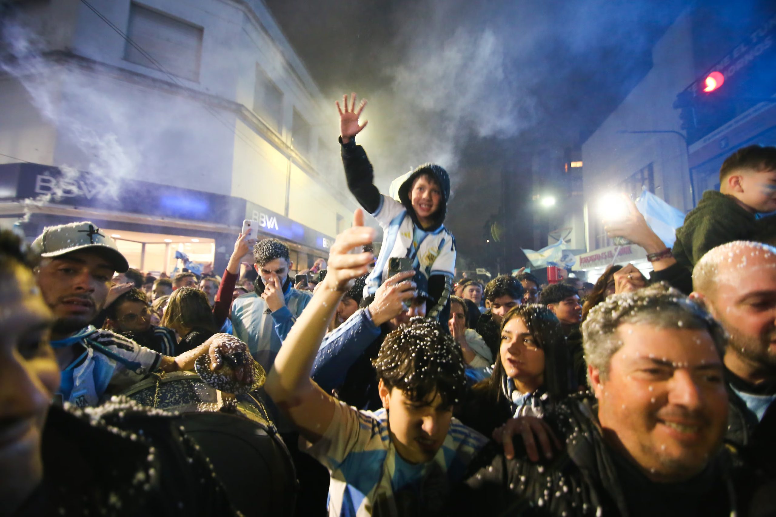 Un chico festeja la victoria ante Inglaterra (RS Fotos)