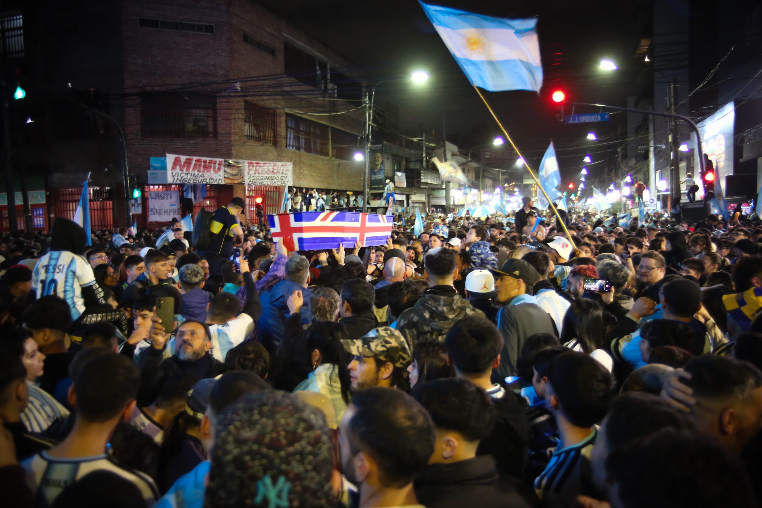 Una multitud festeja en Caseros (RS Fotos)