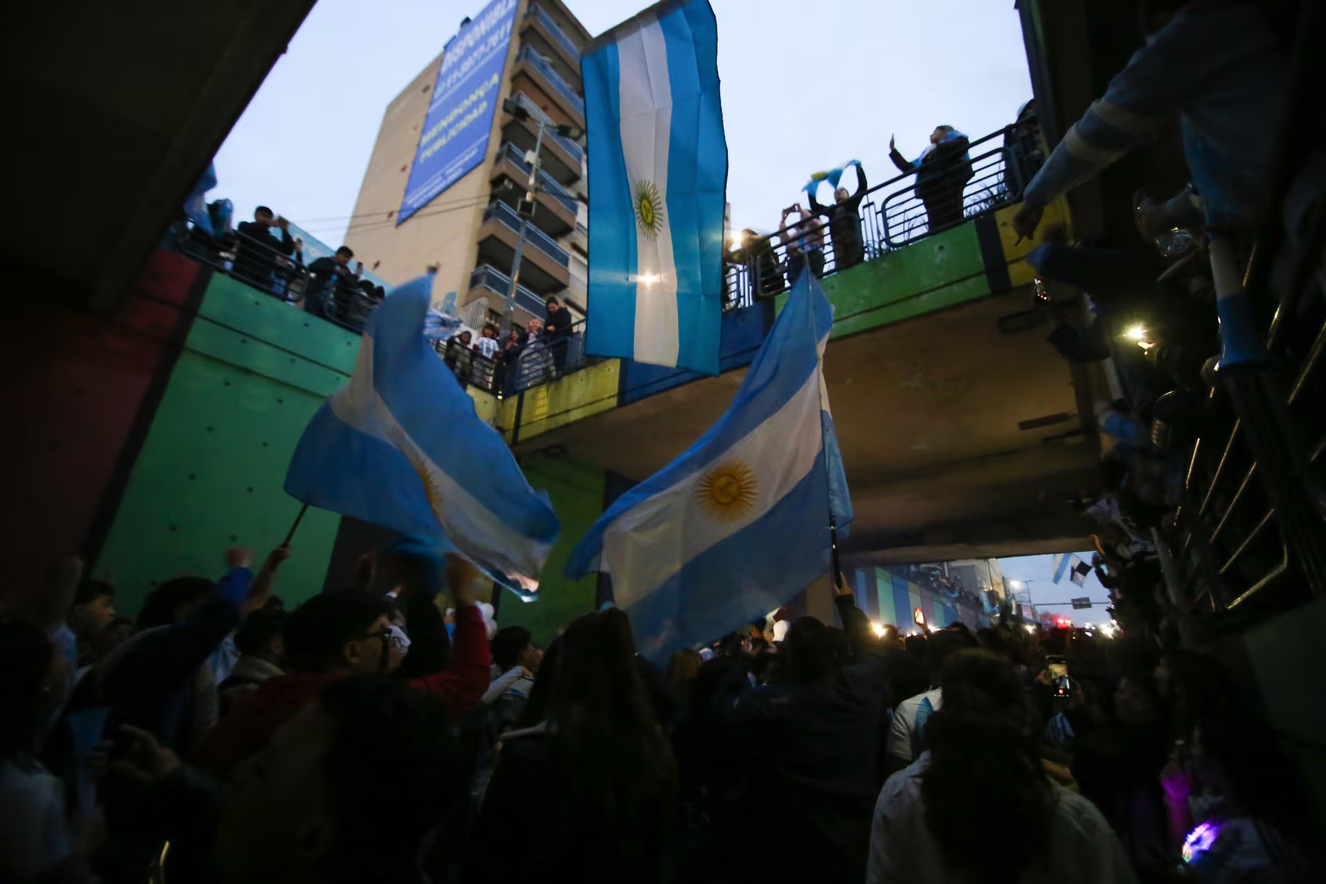 Banderas argentinas adornaron el túnel bajo nivel de Caseros (RS Fotos)