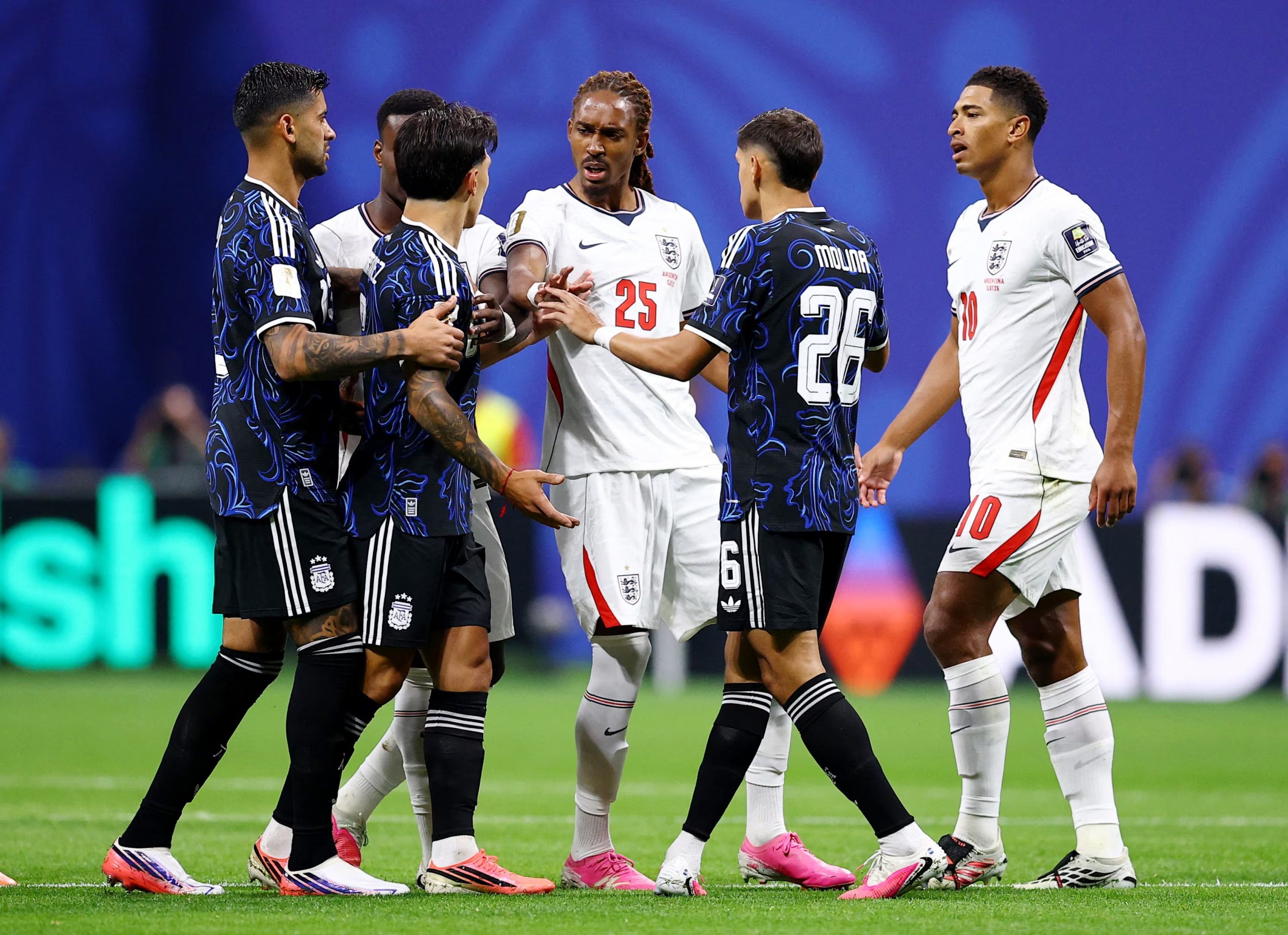 Lisandro Martínez discute en el partido entre Argentina e Inglaterra por la semifinal del Mundial (REUTERS/Agustin Marcarian)