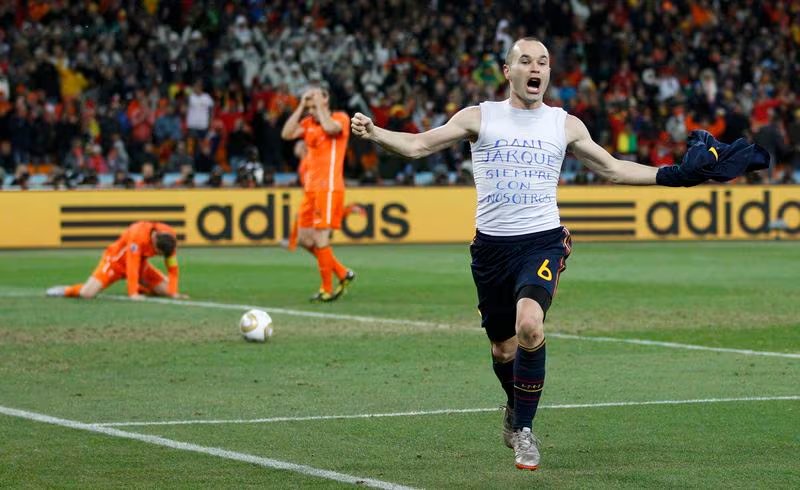 Andrés Iniesta celebra el gol contra Holanda que dio el Mundial a España. (Reuters/Jerry Lampen)