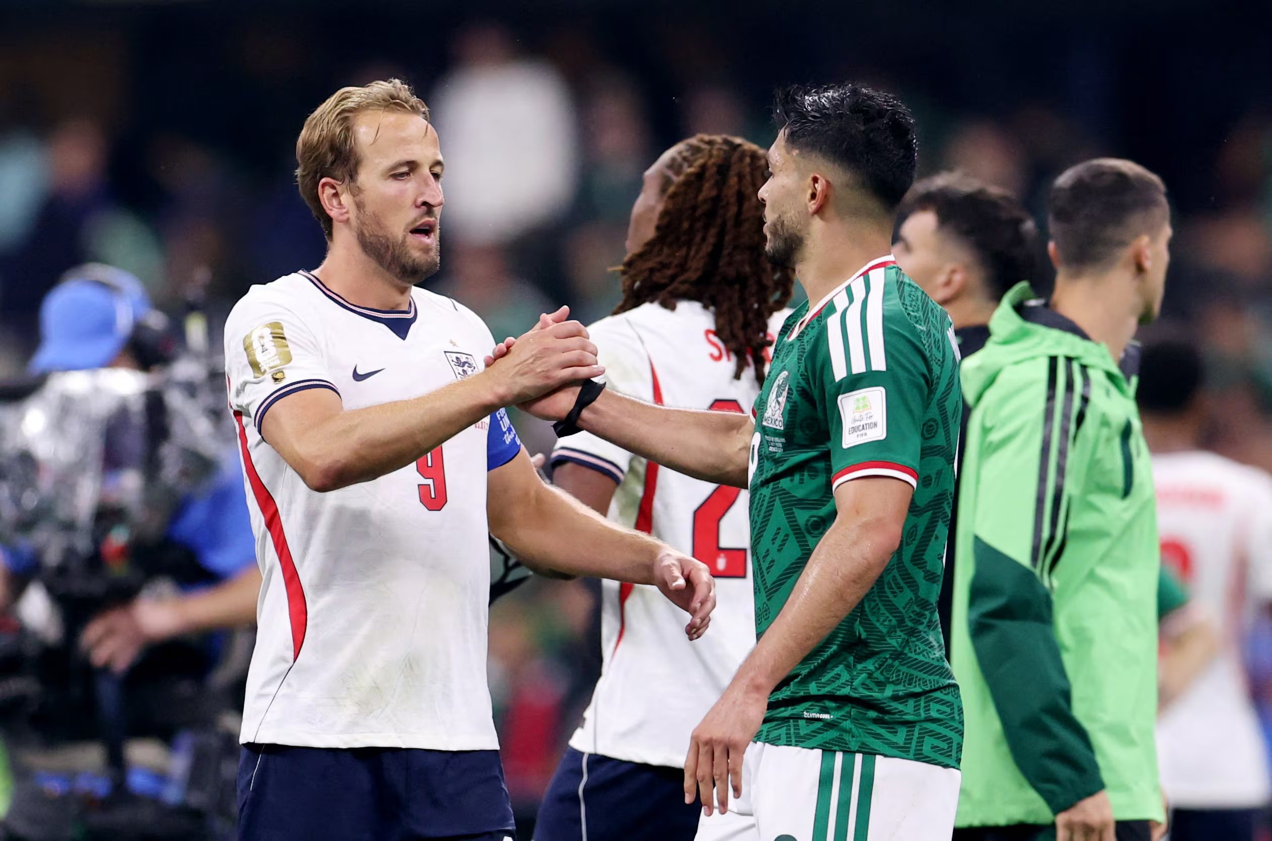 Raúl Jiménez portó la camiseta de Inglaterra con el número y el nombre de Harry Kane, jersey intercambiado tras el Mundial 2026. REUTERS/Raquel Cunha