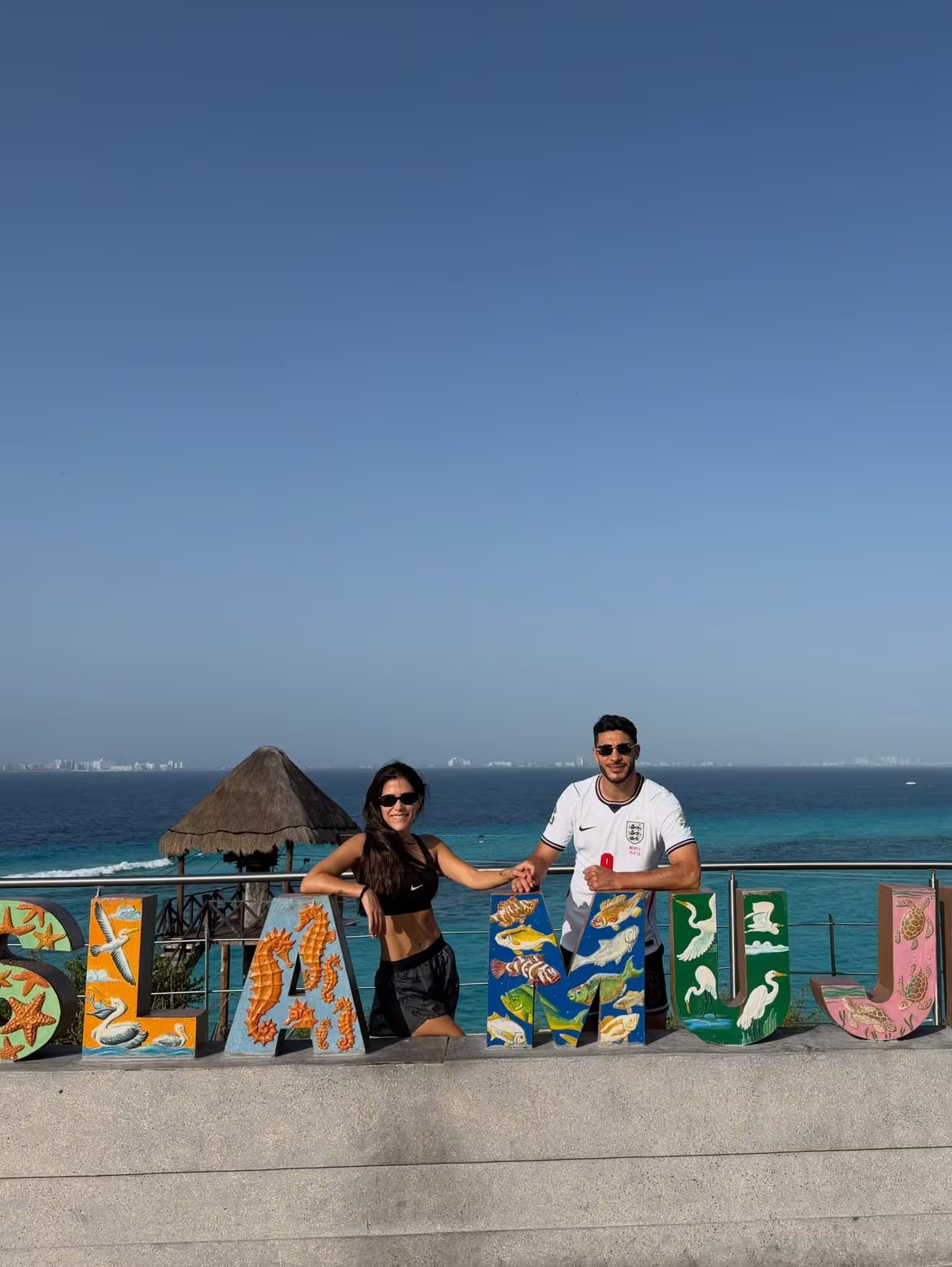 Las fotos de las vacaciones en Isla Mujeres se viralizaron en la semana de la semifinal entre Argentina e Inglaterra, desatando comentarios de aficionados contra el Lobo de Tepejí. (Instagram)