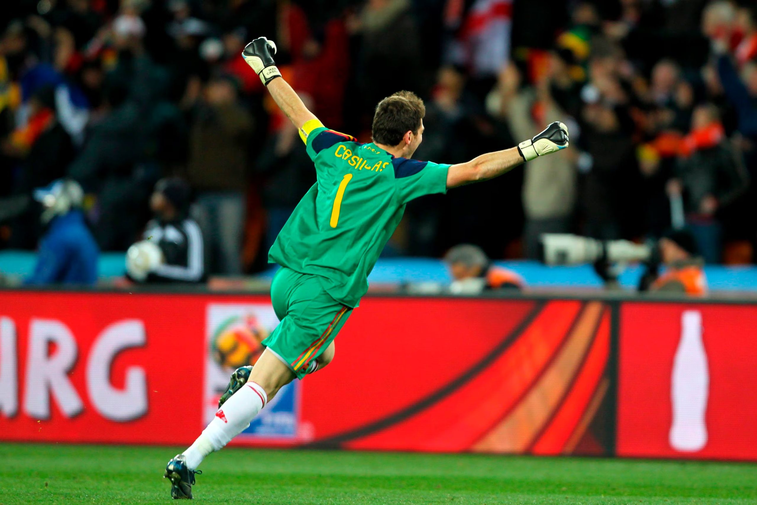Casillas se consolidó como el mejor del mundo en el mundial del 2010. (EFE/SRDJAN /Archivo)
