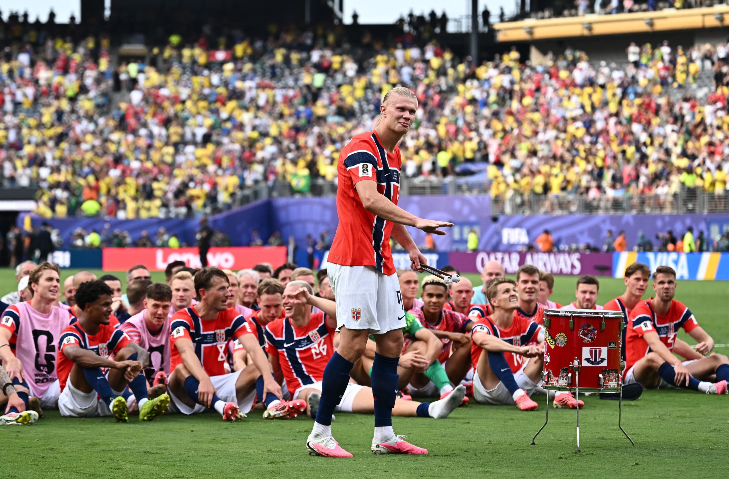 Noruega avanzó a cuartos de final con siete goles de Haaland en cuatro partidos, con el respaldo de la afición mexicana para el paso a semifinales. REUTERS/Dylan Martinez