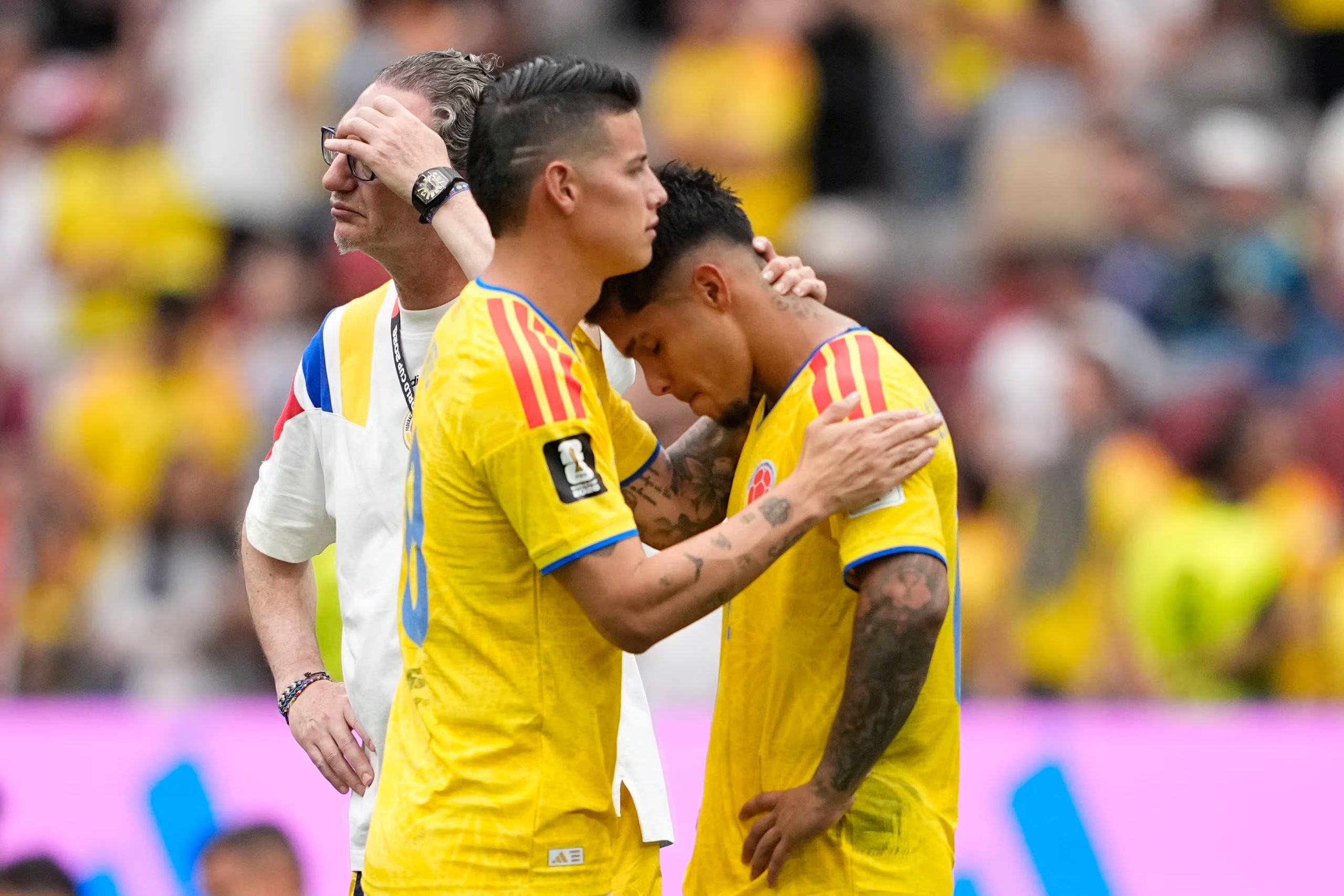 James Rodríguez consuela a Cucho Hernández, su compañero de la selección de Colombia, tras la derrota por penales ante Suiza en los octavos de final de la Copa del Mundo, el martes 7 de julio de 2026 en Vancouver - crédito Lindsey Wasson/AP Foto