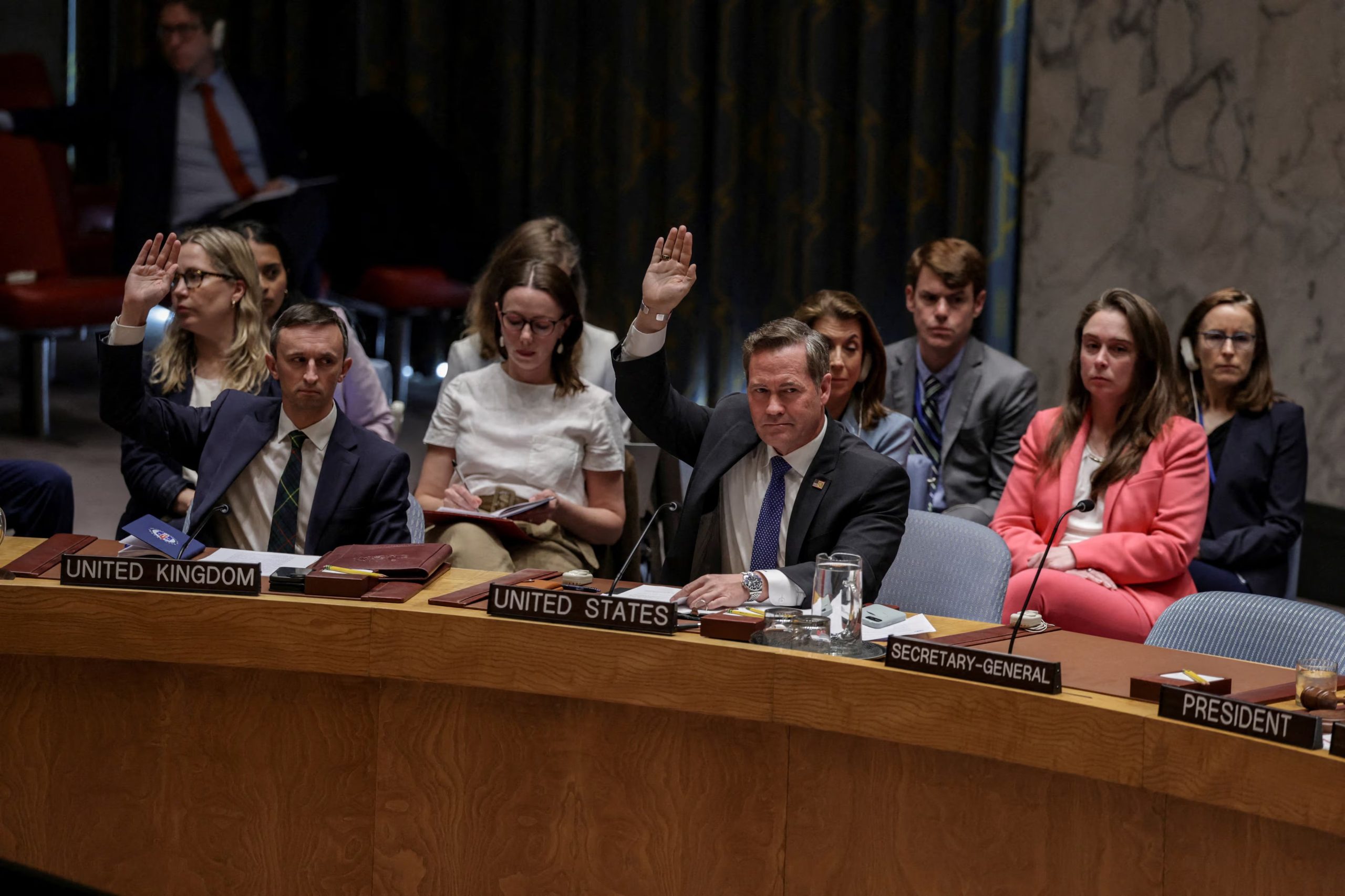 El embajador de Estados Unidos ante Naciones Unidas, Mike Waltz, vota durante una sesión del Consejo de Seguridad centrada en el estrecho de Ormuz (REUTERS)