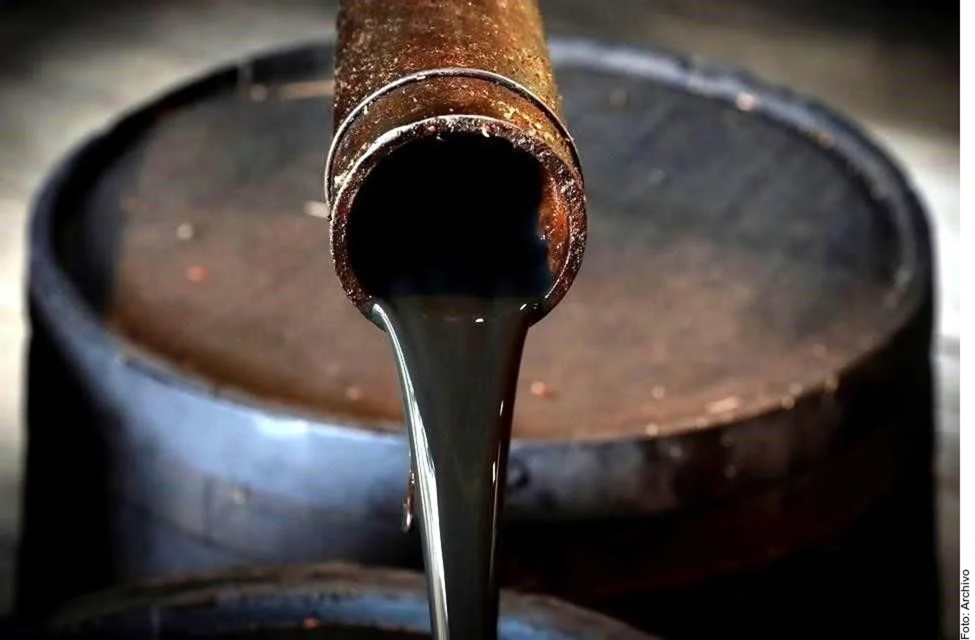 El precio del petróleo estadounidense subió más de 4% hasta situarse cerca de los 82,75 dólares por barril