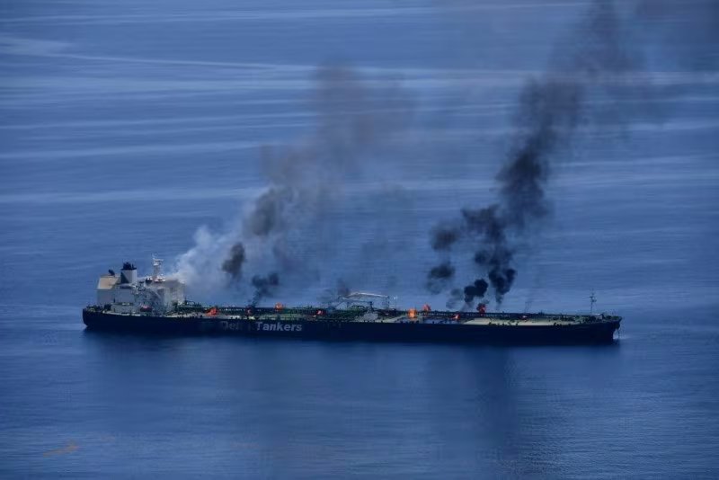 El petrolero de bandera griega Sounion arde en el mar Rojo tras un ataque atribuido por los hutíes de Yemen, en una imagen de archivo