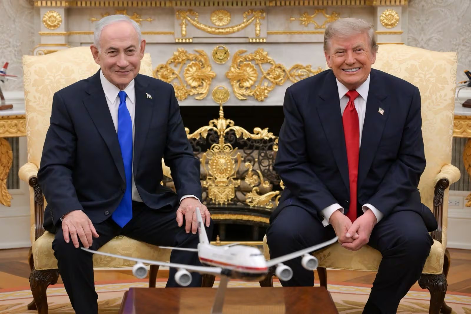 El primer ministro de Israel, Benjamin Netanyahu, junto al presidente de Estados Unidos, Donald Trump, durante una reunión en la Casa Blanca, en Washington (EFE)