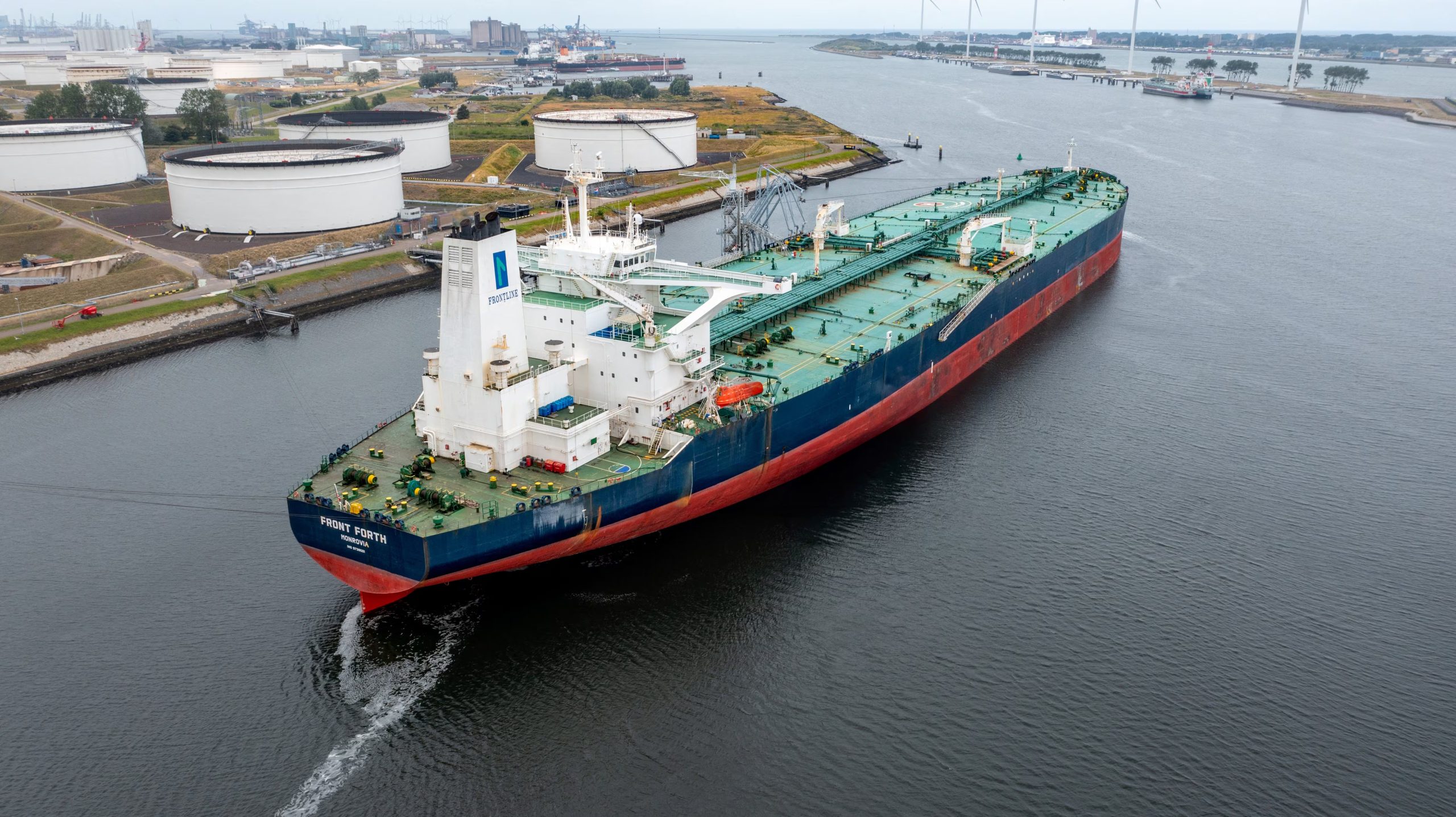 Imagen de archivo del petrolero VLCC Mobassa B en Rotterdam, Países Bajos, uno de los dos buques que, según Emiratos Árabes Unidos, fueron alcanzados por misiles iraníes en el estrecho de Ormuz (REUTERS)